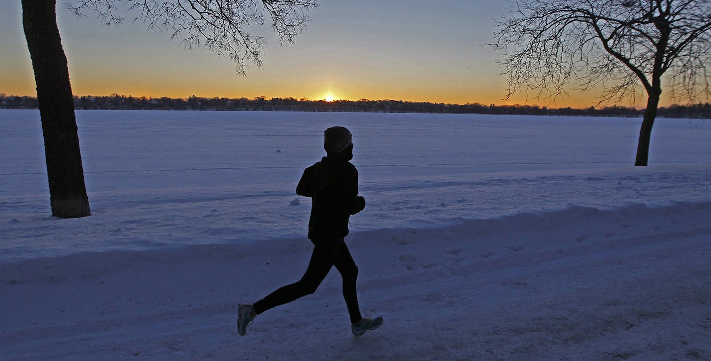 Angela Gustafson braved the -13 degree temperatures for a run around Lake Harriet at sunrise, Tuesday, January 28, 2014 in Minneapolis, MN. (ELIZABETH FLORES/STAR TRIBUNE) ELIZABETH FLORES &#x201a;&#xc4;&#xa2; eflores@startribune.com ORG XMIT: MIN1401280805183400 ORG XMIT: MIN1401281719593647