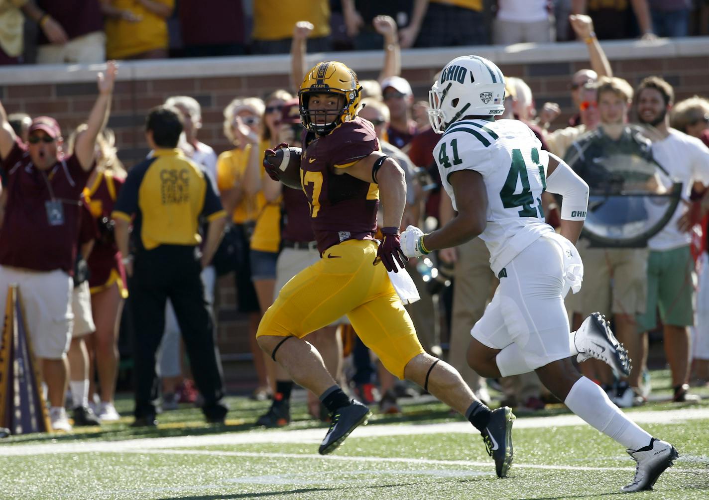 Minnesota running back Shannon Brooks scores a touchdown in front of Ohio cornerback Ian Wells (41) during the first half of an NCAA college football game in Minneapolis, Saturday, Sept. 26, 2015. (AP Photo/Ann Heisenfelt)