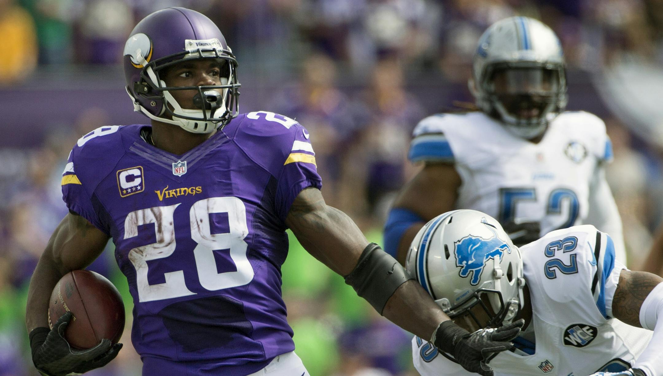 Adrian Peterson breaks away for 49 yards on a pass from Teddy Bridgewater in the 2nd quarter. ] Minnesota Vikings vs Detroit Lions - TCF Bank Stadium. Brian.Peterson@startribune.com Minneapolis, MN - 9/20/2015