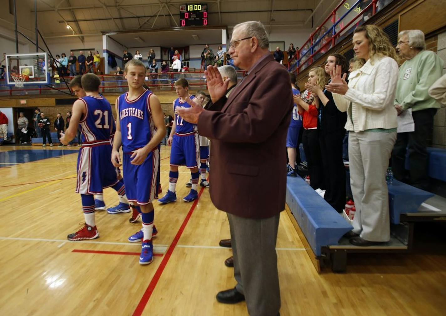 Bob McDonald urged on his team during a game in 2013. His teams won 1,012 games in 53 seasons.