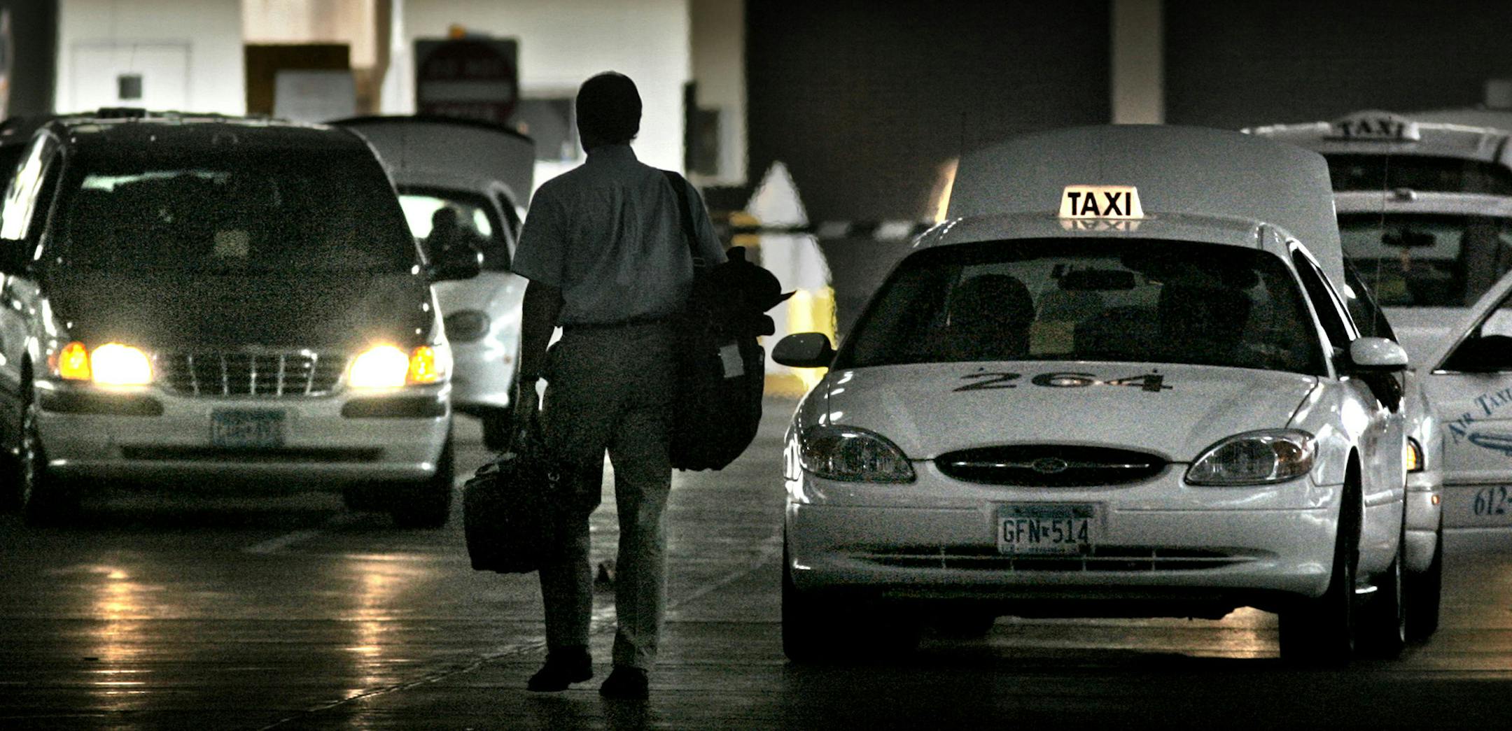 Jim Gehrz/Minneapolis Star Tribune April 4, 2005/MSP International Airport/1:00PM Taxicabs line up at Minneapolis-St. Paul International Airport for customers. Cab drivers must wait, often several hours, for their turn in line to pick up an airport fare. ORG XMIT: MIN2016010717544947