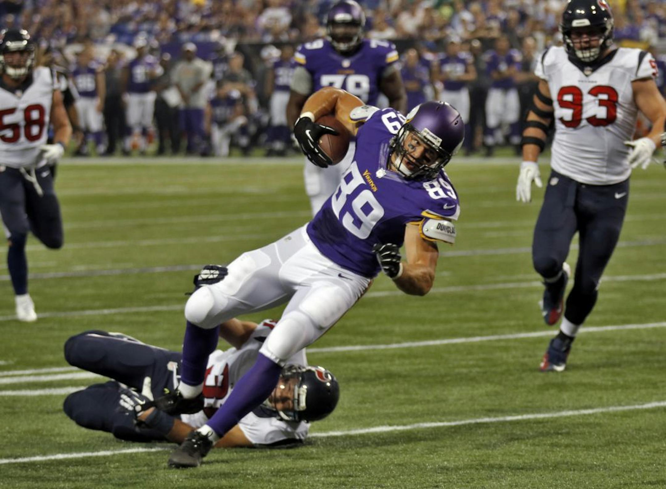 Vikings receiver John Carlson (89) set up the first Viking field goal with a reception near the goal line in first-quarter action.