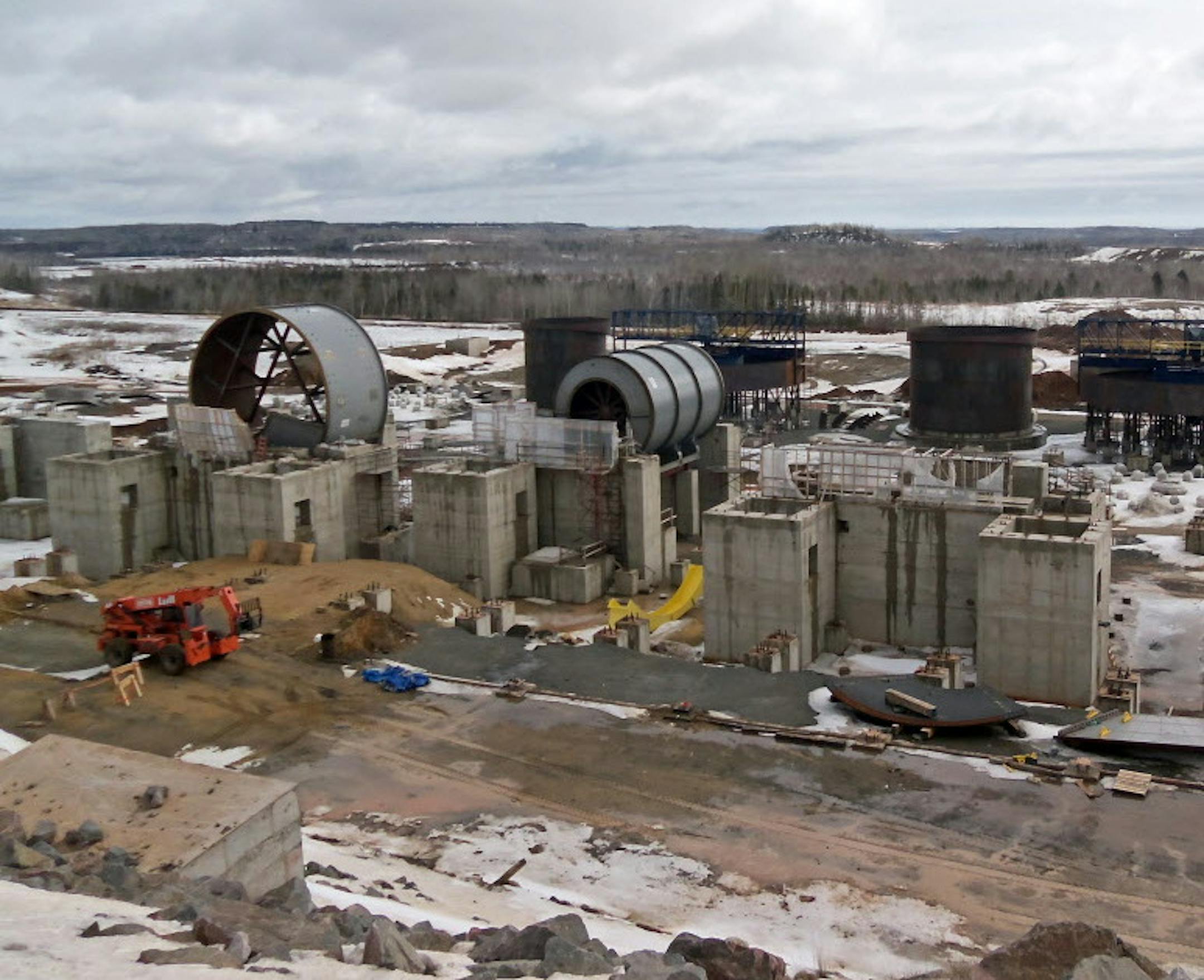 autogenous mill and tank installations in the concentrating area - provided by Essar work underway at a taconite processing facility on the Iron Range in Minnesota