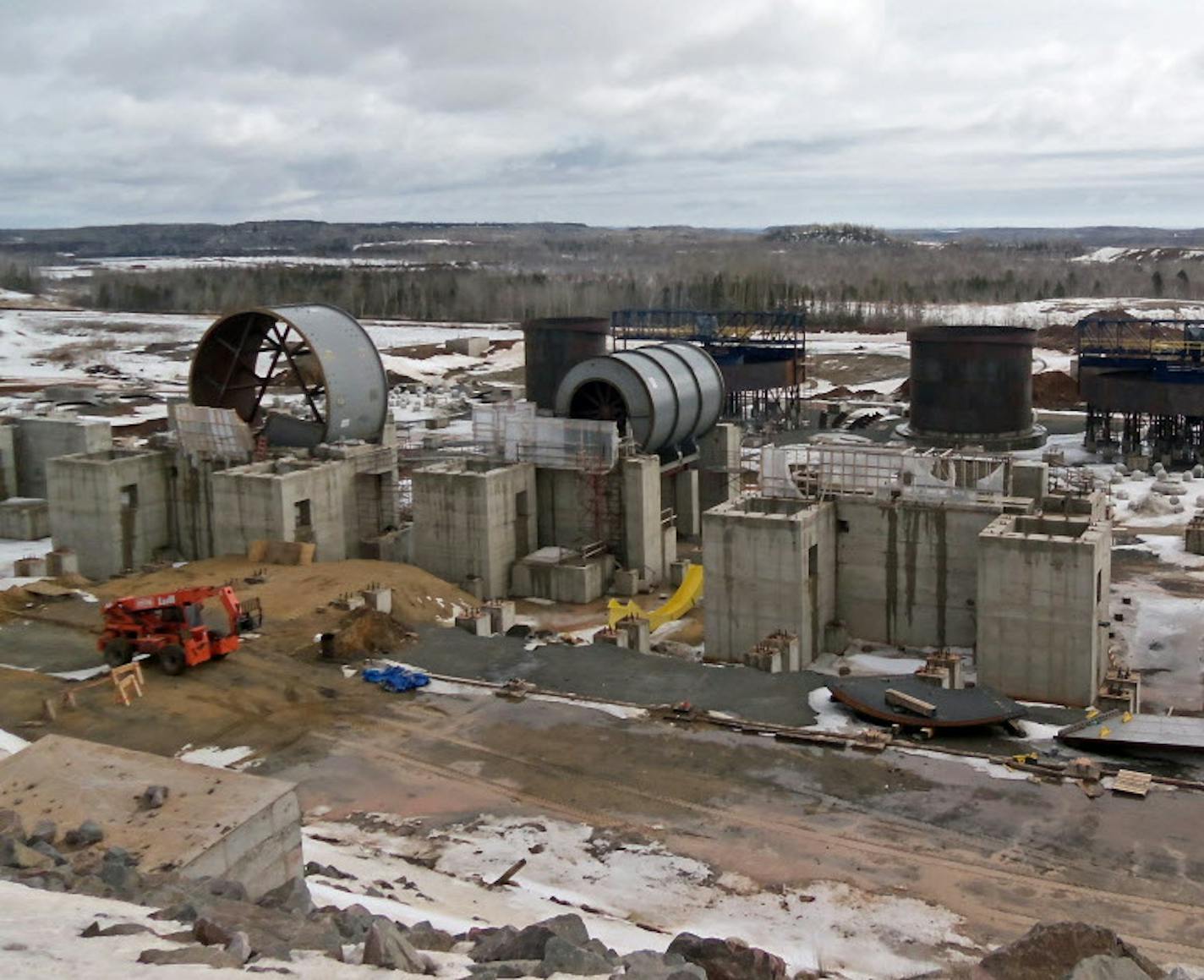 autogenous mill and tank installations in the concentrating area - provided by Essar work underway at a taconite processing facility on the Iron Range in Minnesota