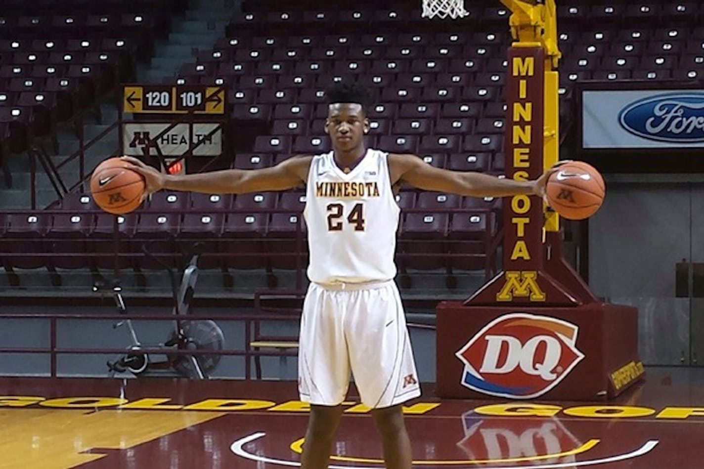 Gophers freshman Eric Curry