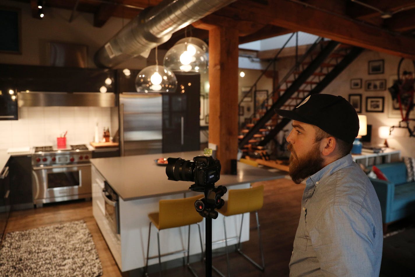 Photographer Tom Debruyn with Spacecrafting photographed a homeowner's condo for a possible rental listing ahead of the upcoming Super Bowl. ] ANTHONY SOUFFLE &#xef; anthony.souffle@startribune.com Real estate agent Jessica Prudden and photographer Tom Debruyn with Spacecrafting visited the condo of a resident thinking of listing his for rent during the upcoming Super Bowl Wednesday, Oct. 25, 2017 in Minneapolis.