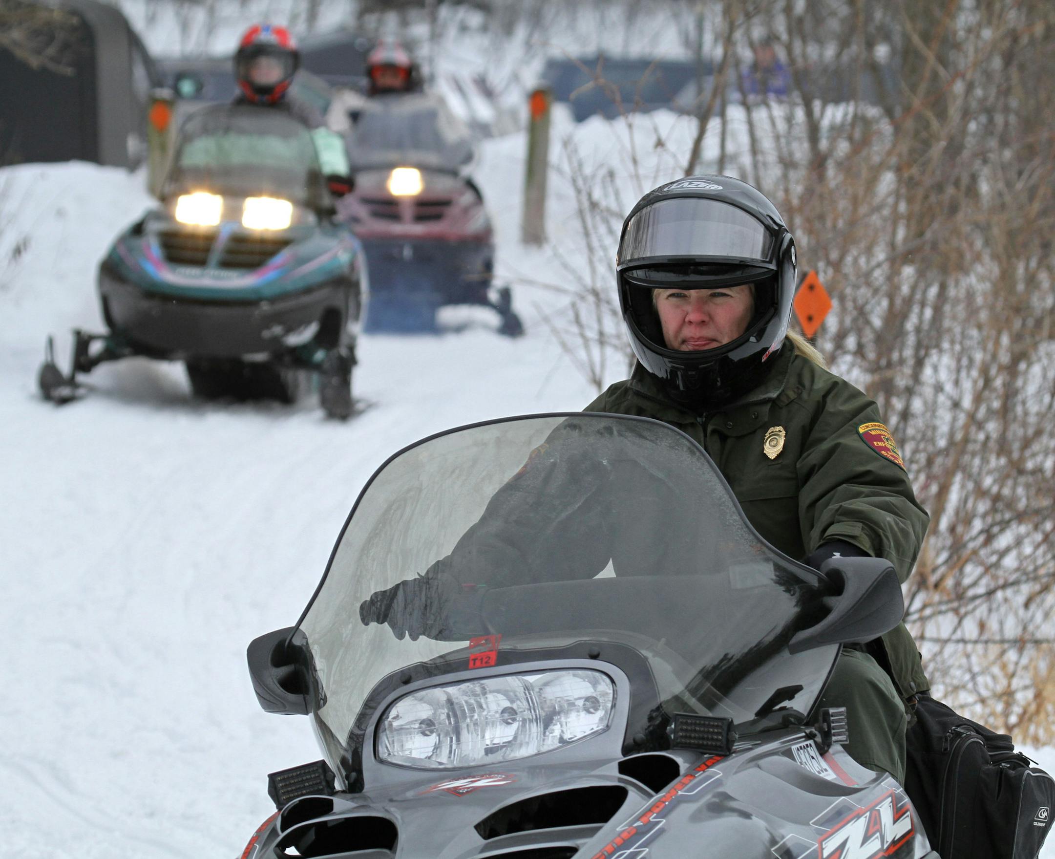 BRUCE BISPING ‚Ä¢ bbisping@startribune.com Lake Minnetonka, MN., Saturday, 12/18/10] (right) DNR Conservation Officer Jackie Glaser patroled the Luce Line Trail just north of Stubs Bay, Lake Minnetonka as snowmobilers enjoyed the deep snow. ORG XMIT: MIN2013032617440668