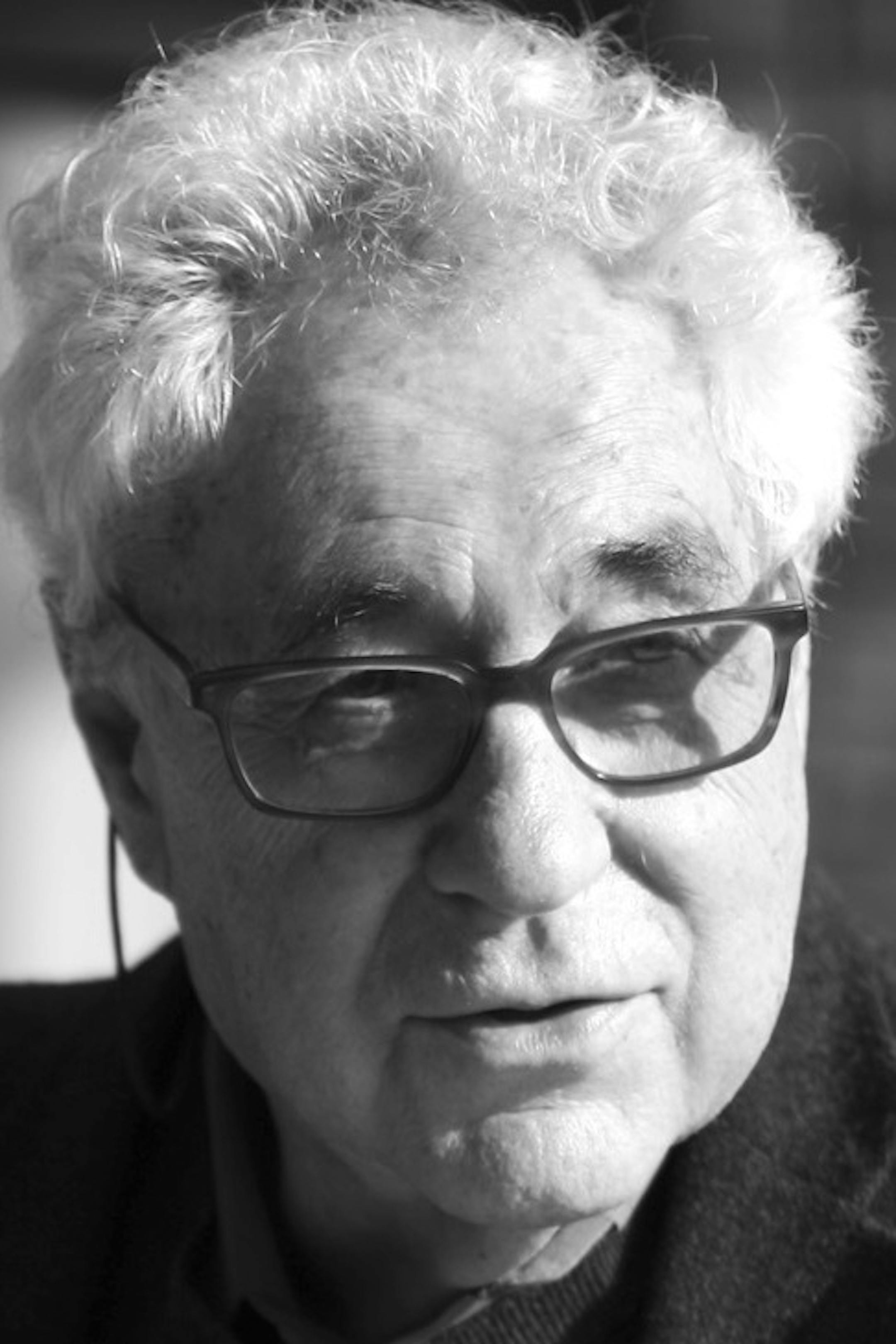 JEFF WHEELER • jeff.wheeler@startribune.com MINNEAPOLIS - 10/29/10 - Legendary photographer Elliott Erwitt was in town for the opening of a retrospective of his work Fridayt at the Weinstein Gallery in south Minneapolis. IN THIS PHOTO: ]Elliott Erwitt in the Weinstein Gallery in Minneapolis Friday afternoon.bestmn2012 bestmn2012