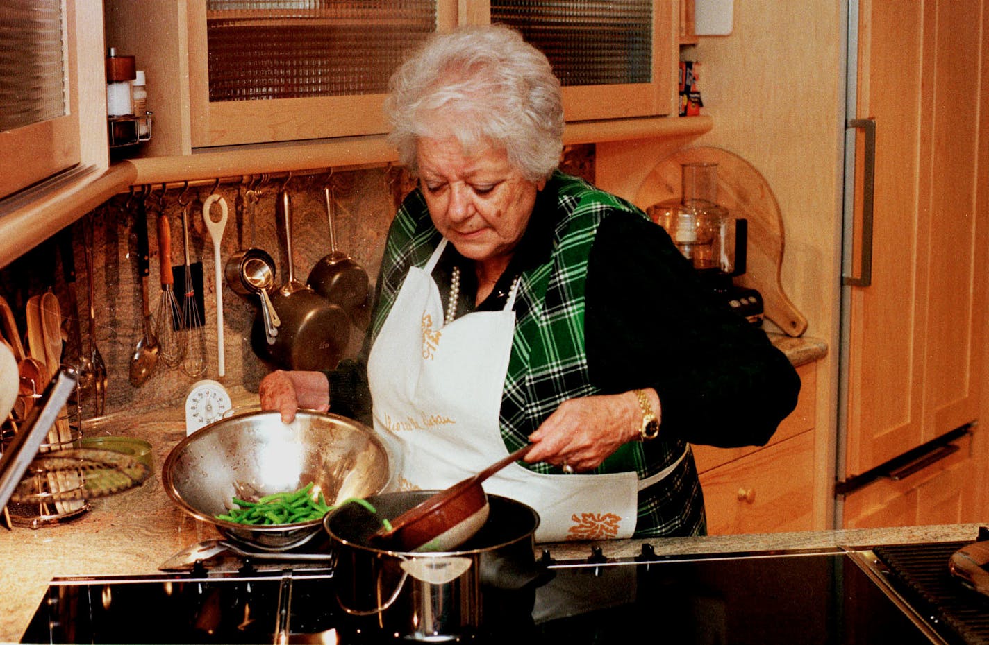 2/17/98 LONGBOAT KEY MARCELLA 3 SCOURTES STORY ... Marcella Hazan one of the worlds best known cooking teachers boils green beans in salt to give them a brighter color while she makes Risotto with green beans and yellow bell pepper in her Longboat Key kitchen. MARK GUSS PHOTO ( Cooking, Cooks )