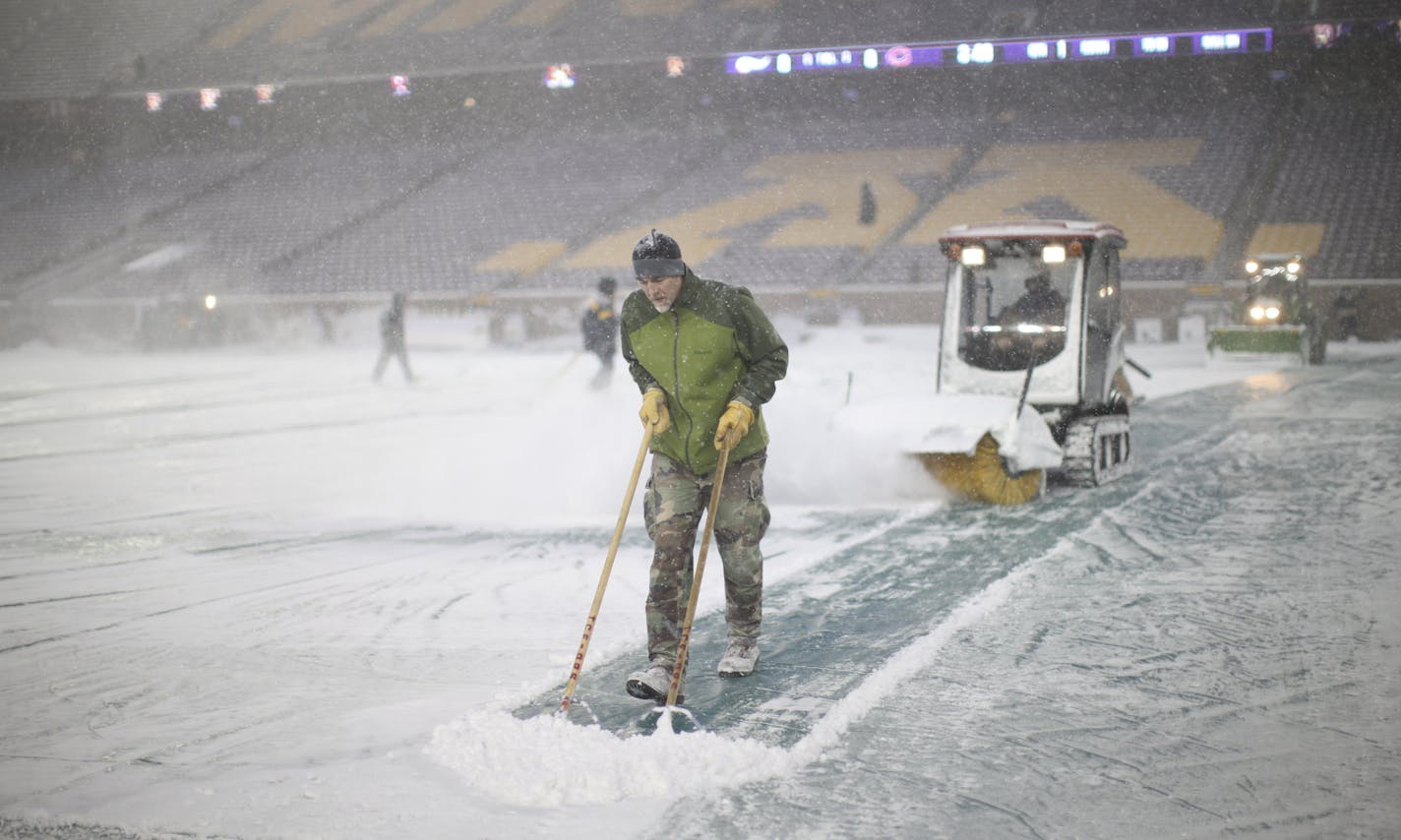 JEFF WHEELER â€¢ jeff.wheeler@startribune.com MINNEAPOLIS - 12/20/10 - Vikings versus the Chicago Bears at TCF Bank Stadium in Minneapolis Monday night. IN THIS PHOTO: ] The grounds crew cleared snow off the tarp covering the field before Monday night's game.