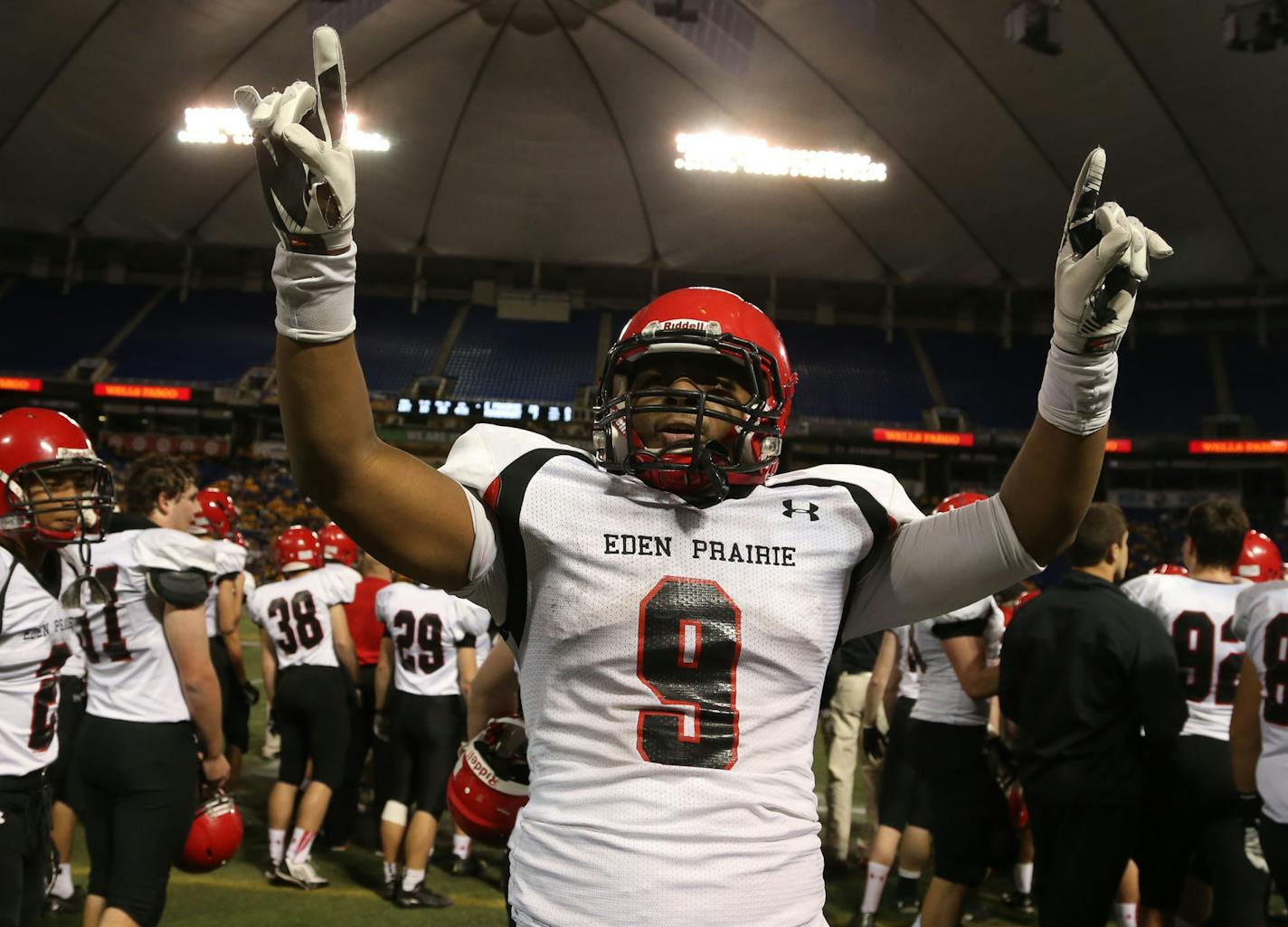 Eden Prairie' s Anthony Anderson celebrated with fans with only a few seconds left in the 6A State Championship at the Mall of America Field in Minneapolis, Min., Friday, November 29, 2013. Eden Prairie won over Rosemount. ] (KYNDELL HARKNESS/STAR TRIBUNE) kyndell.harkness@startribune.com