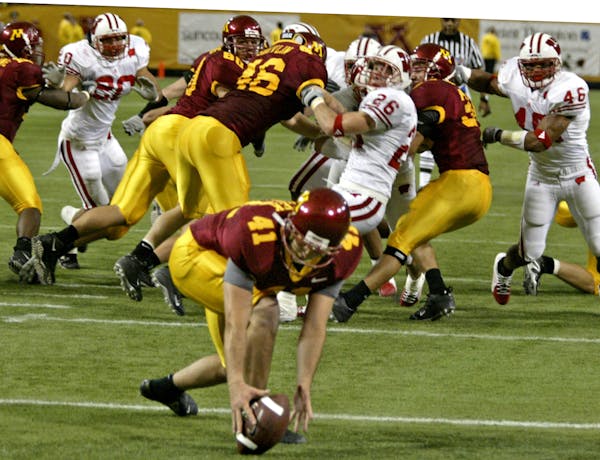 MARLIN LEVISON &#xd4; mlevison@startribune.com 10/15/05 - Assign#97758 - Gophers vs. Wisconsin football. Wisconsin wins 38 - 34.
IN THIS PHOTO: Gopher