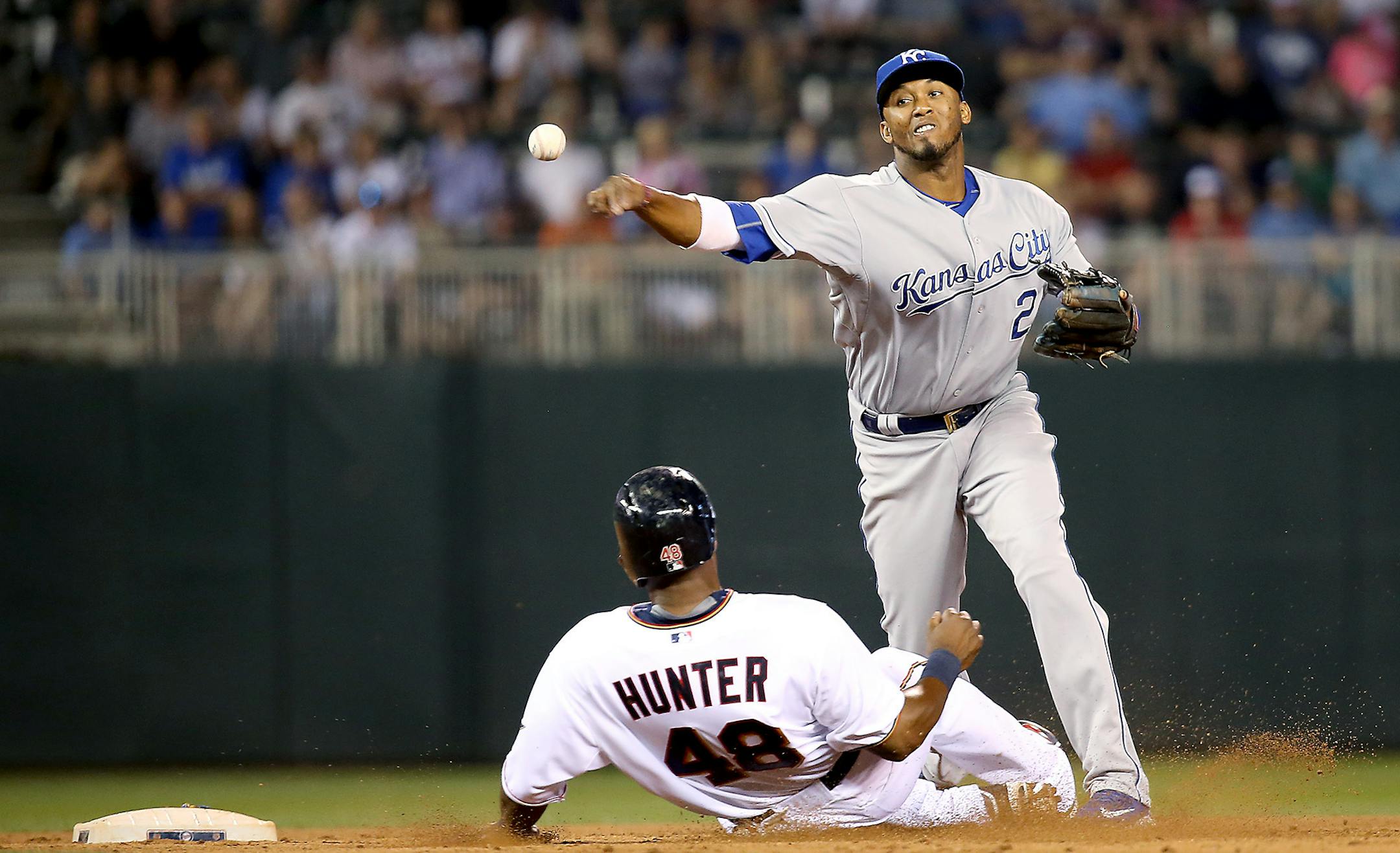 Kansas City Royals shortstop Alcides Escobar tagged out Minnesota Twins right fielder Torii Hunter to throw to first to tag out Joe Mauer for a double play in the eighth inning as the Twins took on Kansas City, Monday, June 8, 2015 at Target Field in Minneapolis, MN. ] (ELIZABETH FLORES/STAR TRIBUNE) ELIZABETH FLORES • eflores@startribune.com