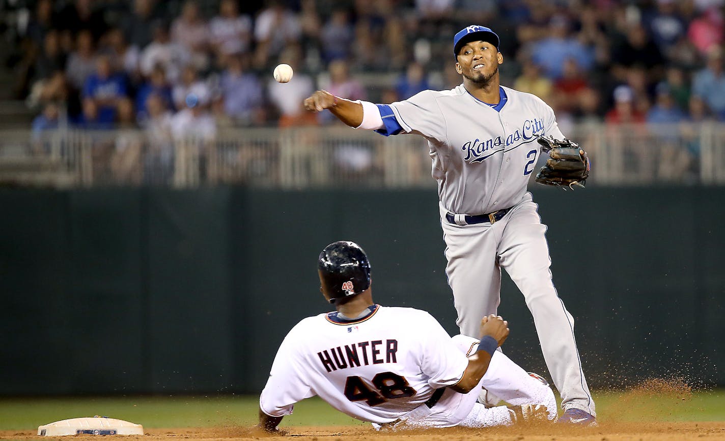 Kansas City Royals shortstop Alcides Escobar tagged out Minnesota Twins right fielder Torii Hunter to throw to first to tag out Joe Mauer for a double play in the eighth inning as the Twins took on Kansas City, Monday, June 8, 2015 at Target Field in Minneapolis, MN. ] (ELIZABETH FLORES/STAR TRIBUNE) ELIZABETH FLORES &#x2022; eflores@startribune.com