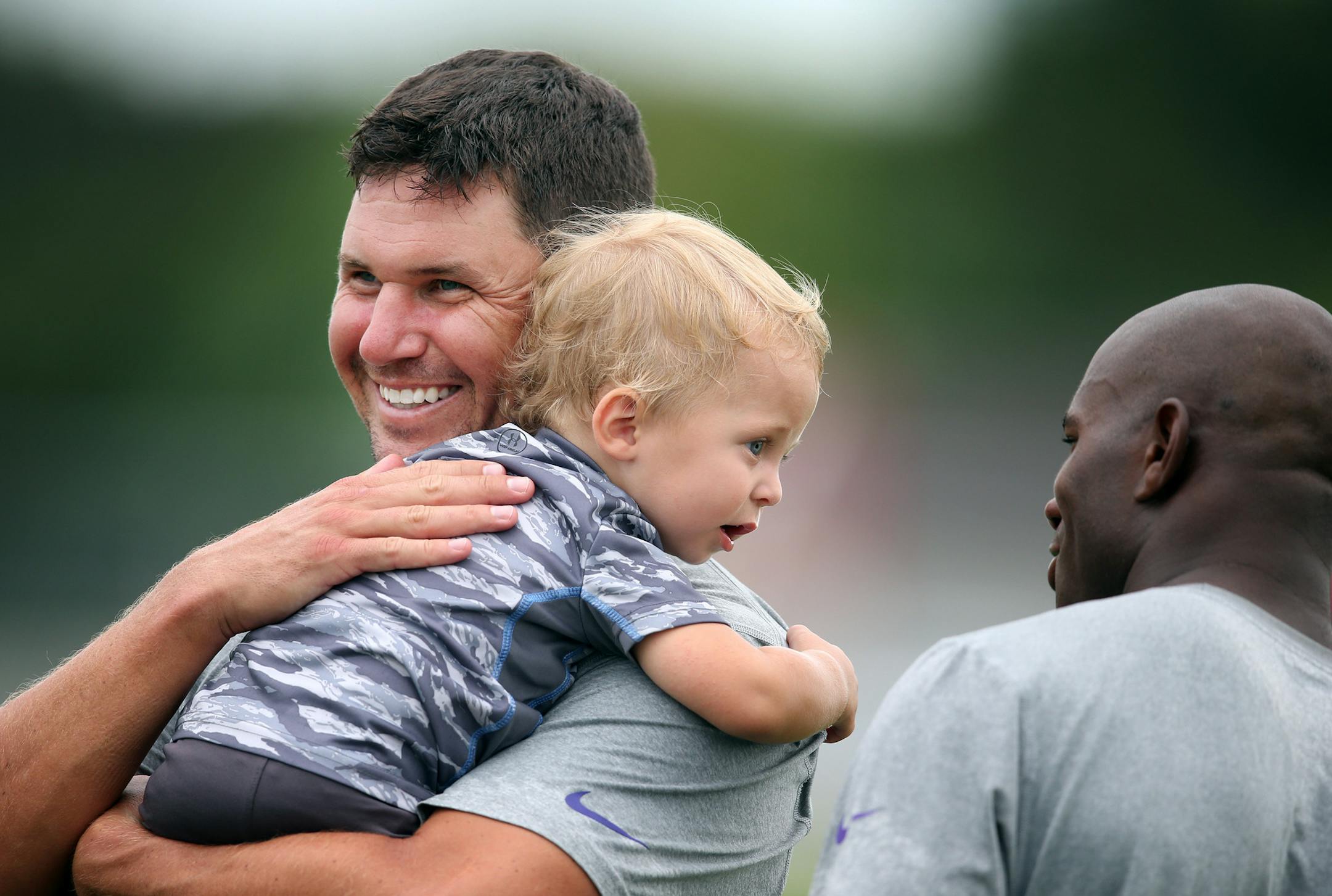 Shaun Hill and his toller Theo at training camp in Mankato last summer.