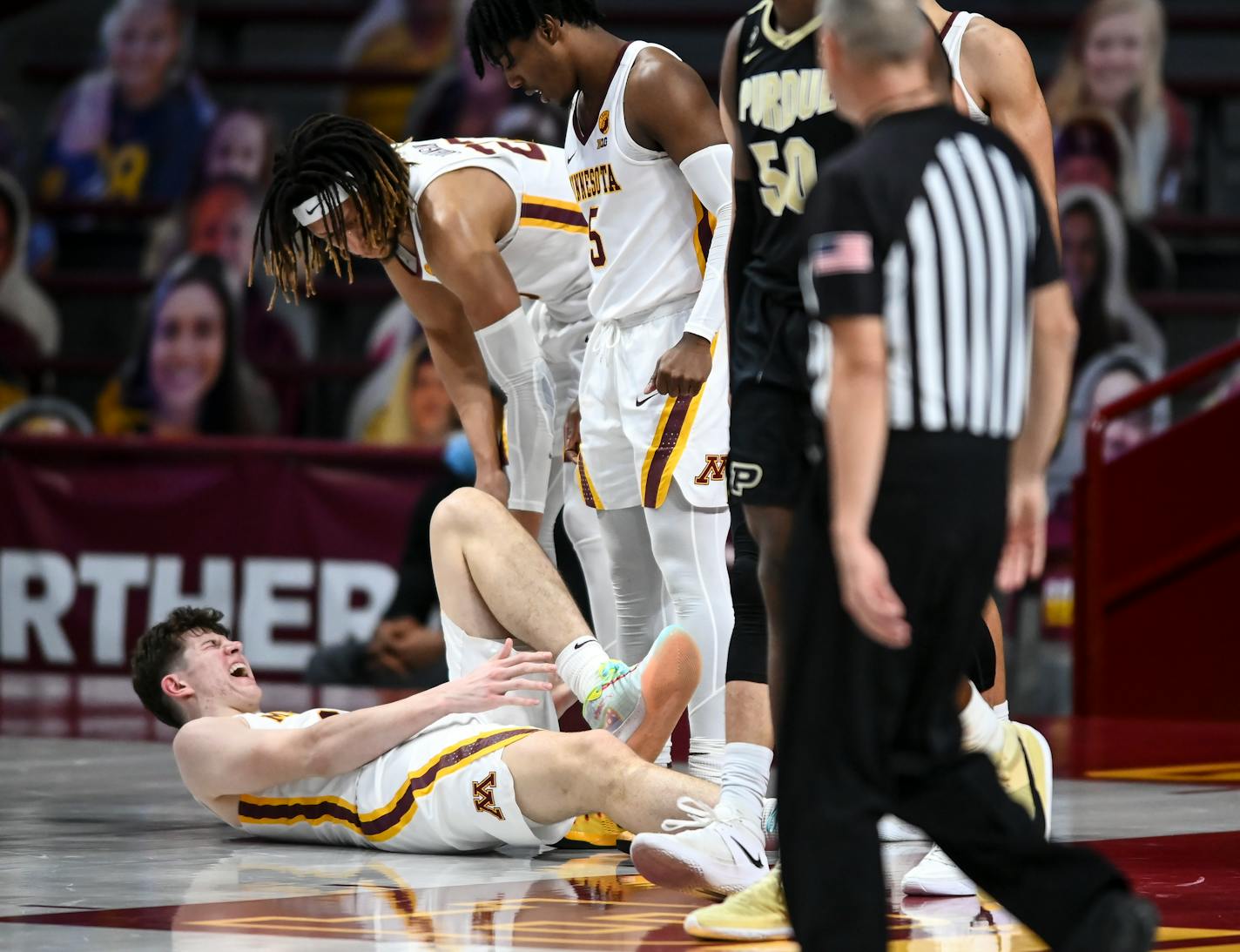 Minnesota Gophers center Liam Robbins (0) grabbed his lower left leg after a hard fall in the second half. ] AARON LAVINSKY • aaron.lavinsky@startribune.com