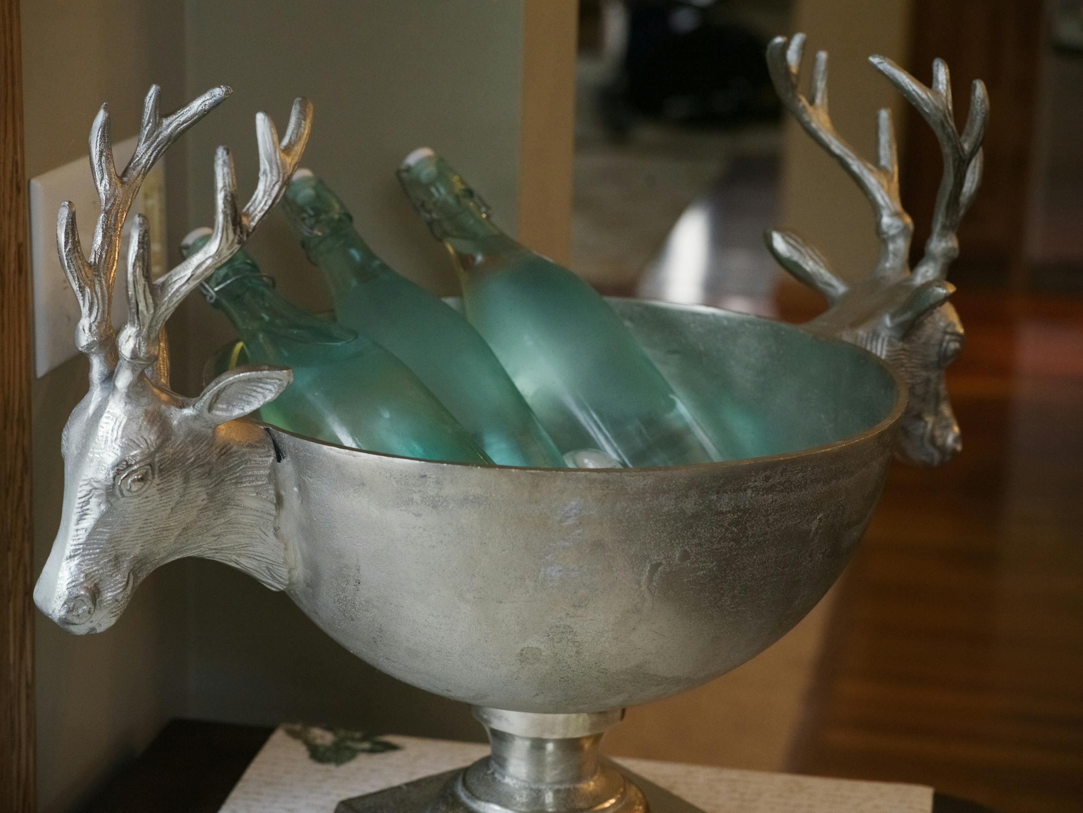 Glenda Nelson and Kate Steinkopf, right have been collaborating on Christmas decorations for the past 12 years. It has become an annual ritual. ] RICHARD TSONG-TAATARII • richard.tsong-taatarii@startribune.com