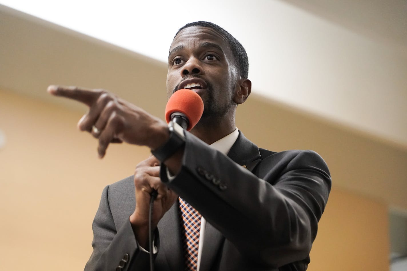 Mayor Melvin Carter exchanged opposing views on installing Shot Spotter technology with Ramsey County Sheriff Bob Fletcher. ] MARK VANCLEAVE &#xa5; St. Paul Mayor Melvin Carter, St. Paul Police Chief Todd Axtell, and other state and federal officials answered questions about gun violence at a community forum Wednesday, Jan. 22, 2020 in St. Paul.