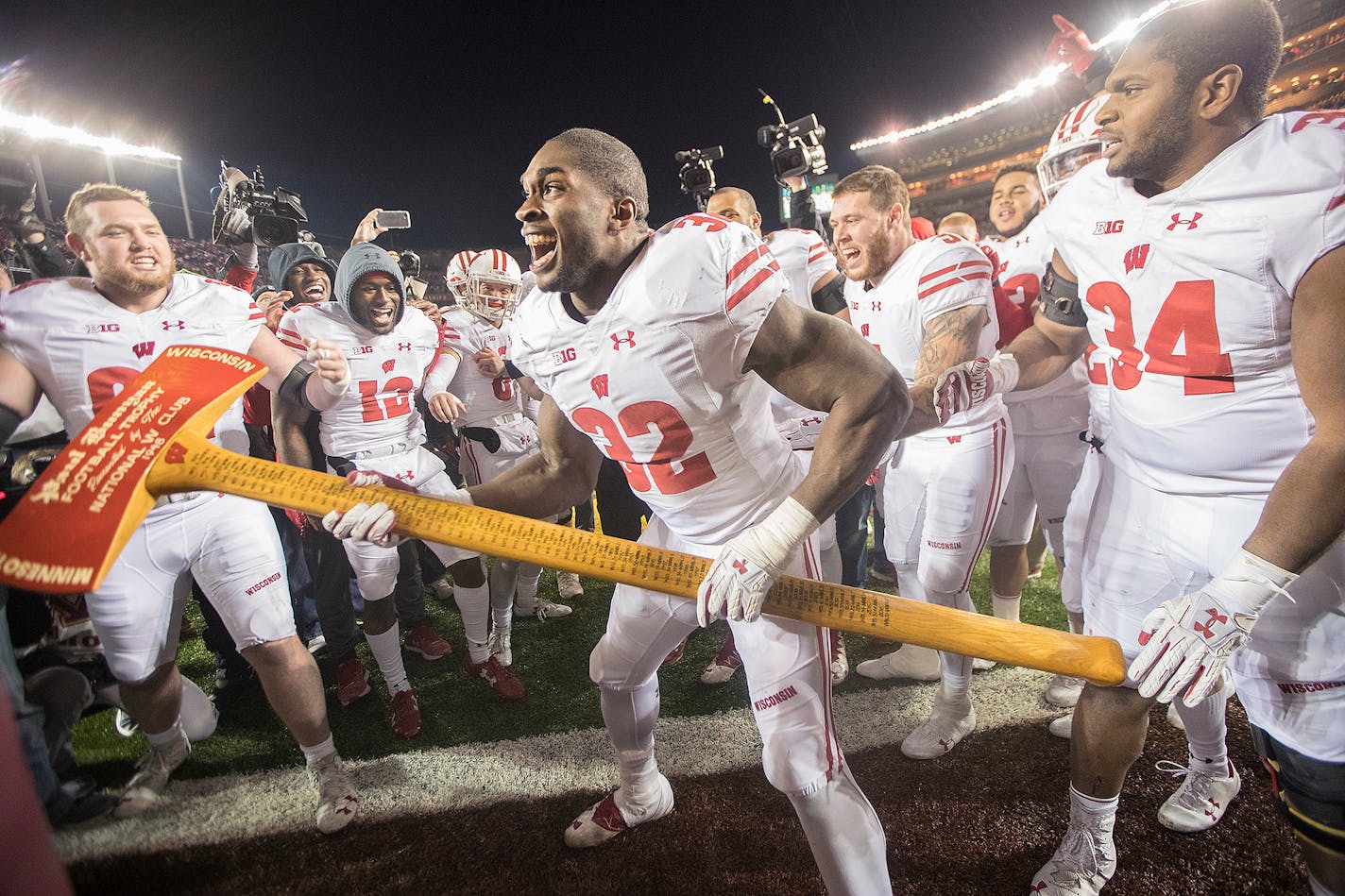 Wisconsin linebacker Leon Jacobs took Paul Bunyan's Axe to a Minnesota post after the Badgers defeated Minnesota 31-0 at TCF Bank Stadium.