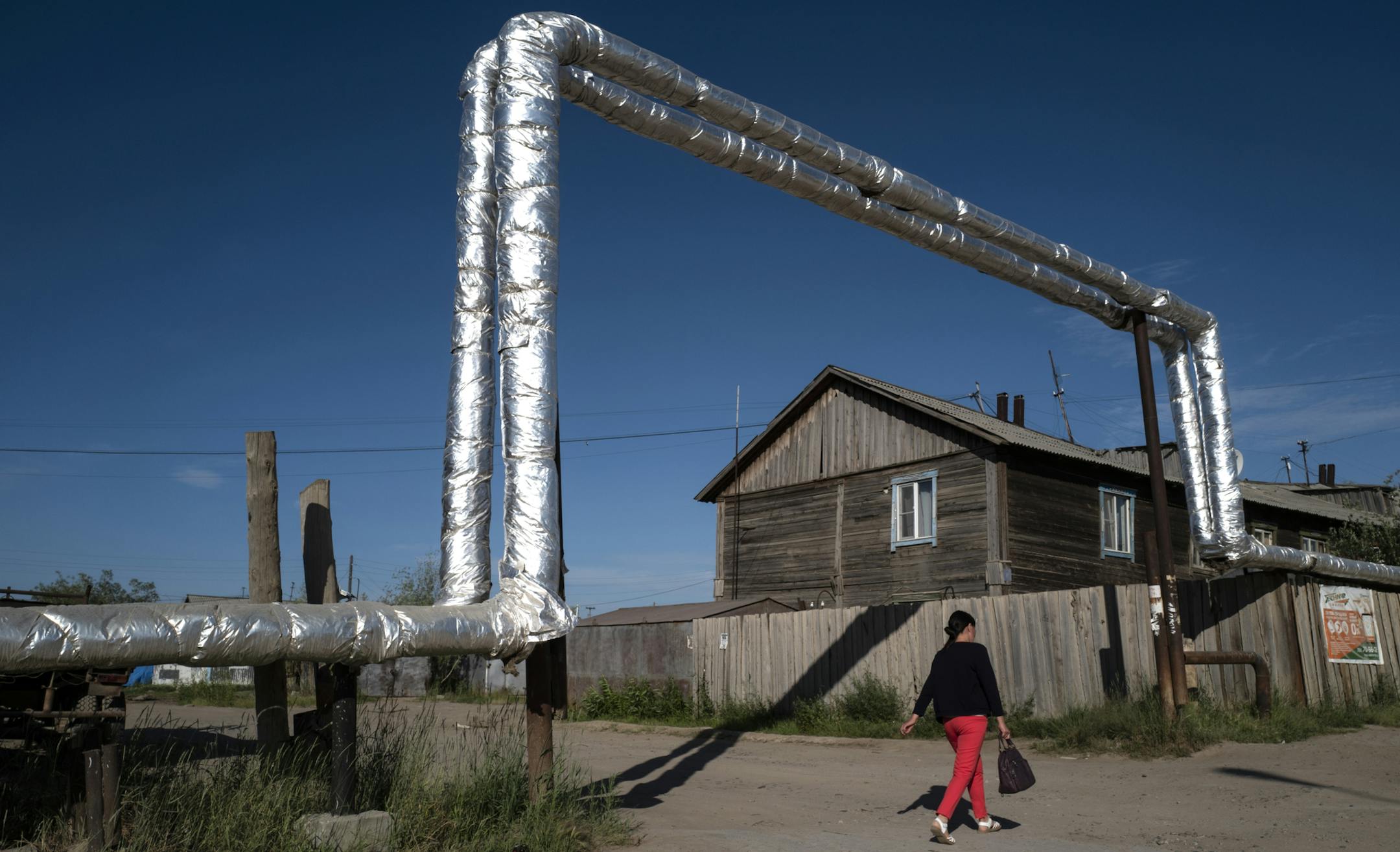 Pipes traditionally are built aboveground in Yakutsk, Russia, because of the hard permafrost. As it thaws, it alters Siberia's landscape as well as the region's economy. MUST CREDIT: Washington Post photo by Michael Robinson Chavez ORG XMIT: 142.0.434272340