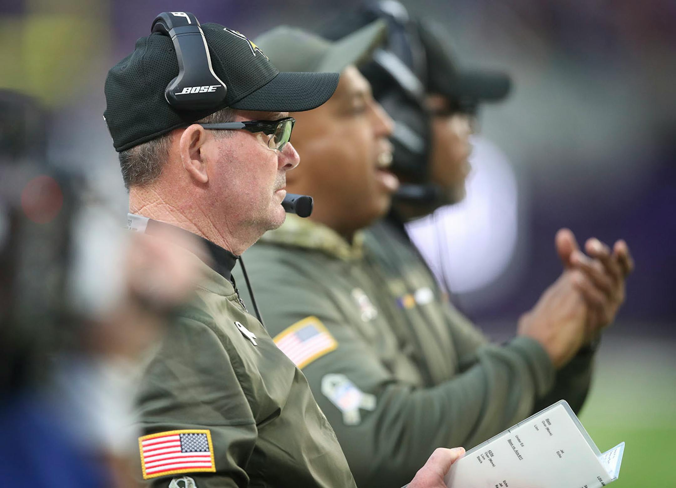 Minnesota Vikings head coach Mike Zimmer watched his team late in the fourth quarter at U.S. Bank Stadium Sunday November 19, 2017 in Minneapolis, MN.