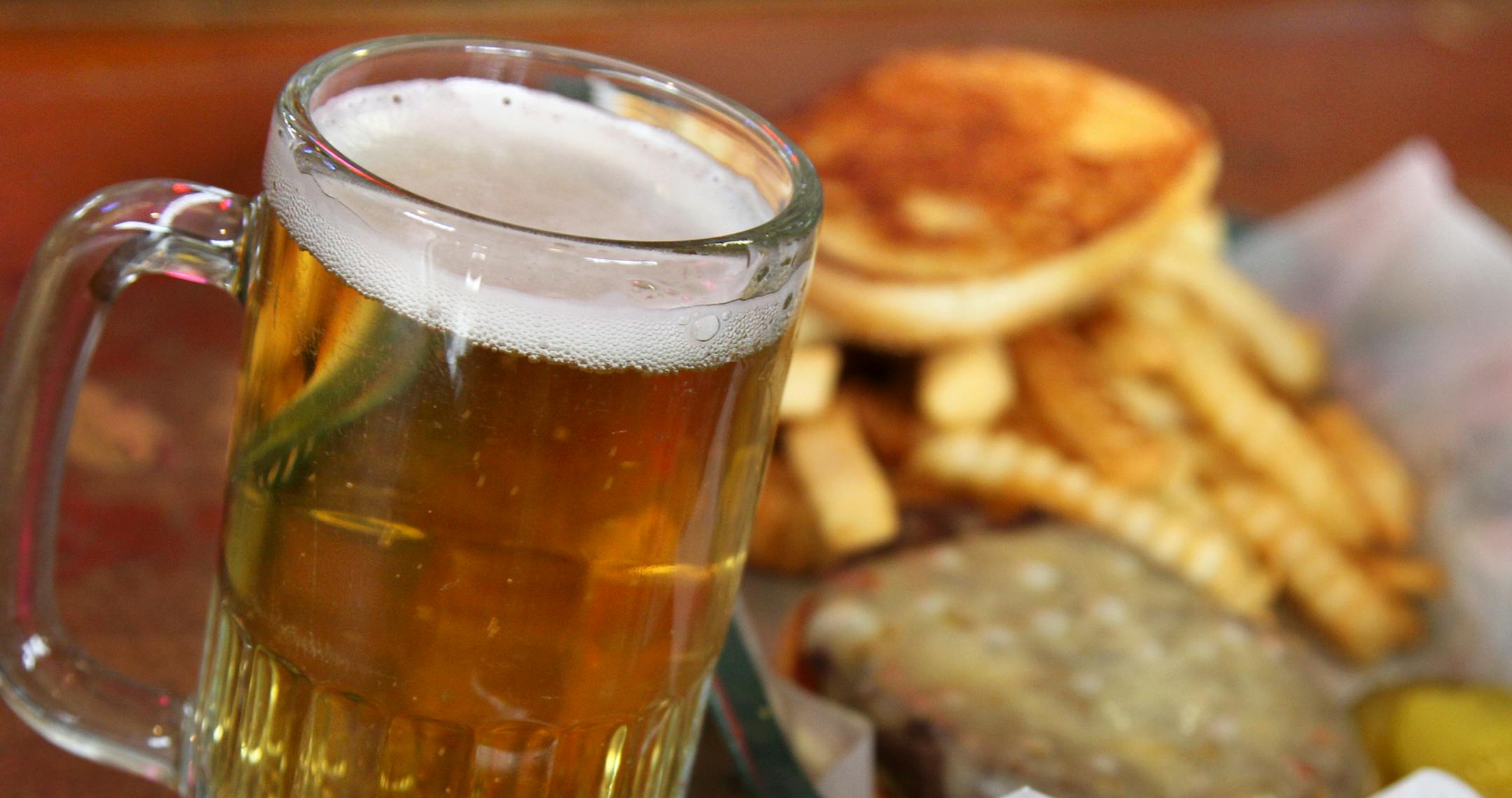 The Sunrise Inn, Burgers, fries and beer for lunch. _Not so long ago, there were 3.2 bars on many a corner in Minneapolis and in pockets of St. Paul, serving low-alcohol beer to pulltabs- and pinball-loving customers. Now, with craft beer and wine on the ascension, there are two such establishments in Minneapolis and one in St. Paul. [ STAR TRIBUNE/TOM WALLACE Assignments #20028411B April 5, 2013 SLUG & MAGIC SAXO#: 398155 BARS041713 EXTRA INFORMATION: