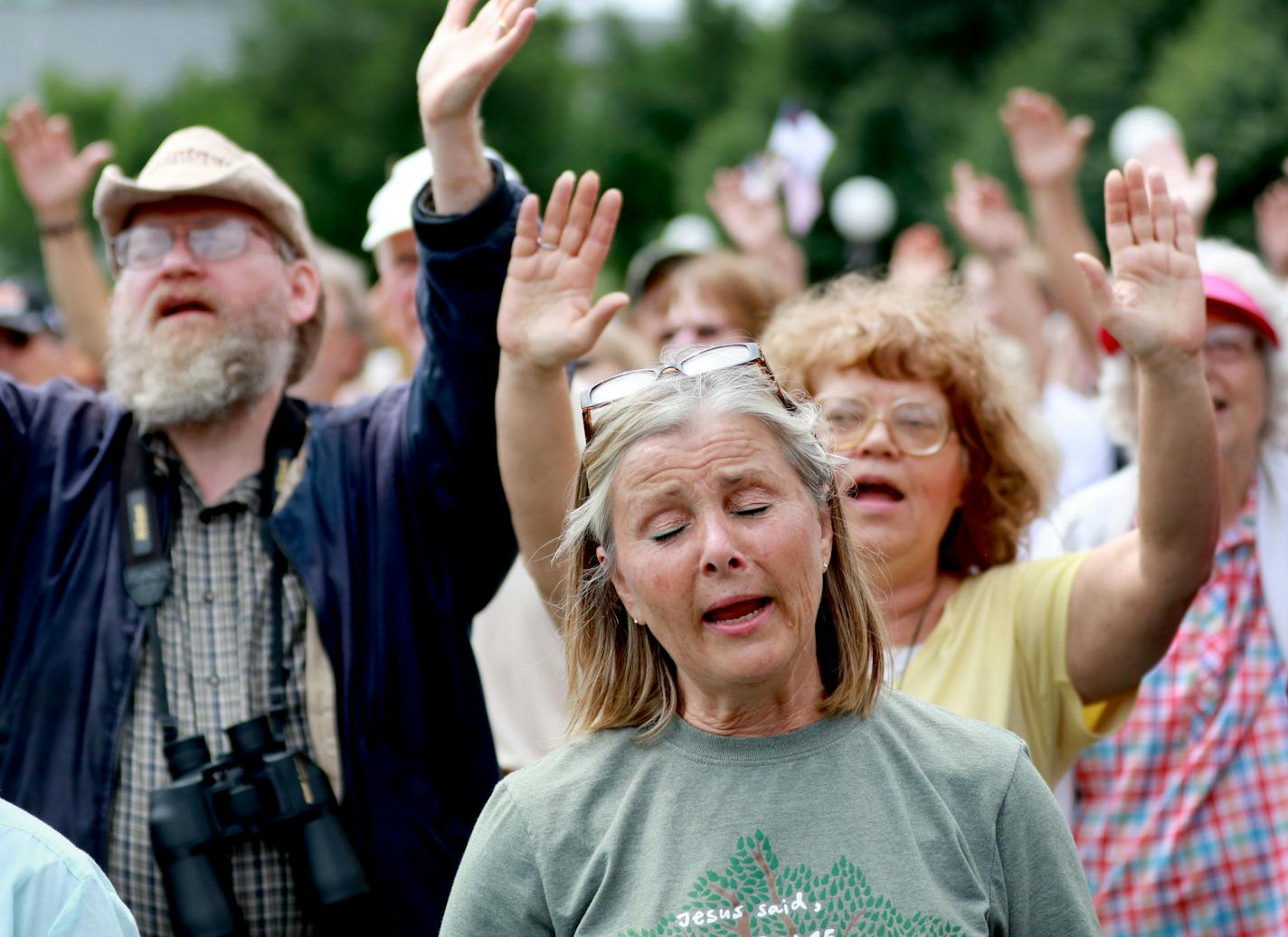 The Rev. Franklin Graham hosted a day of prayer, encouraging the throng of Christians gathered to get out and vote and become involved in politics on the local level Thursday, June 16, 2016, in the lower mall outside the State Capitol in St. Paul, MN. Here, Mickey Okeson of Detroit Lakes sings along to a live playing of "How Great Thou Art," before Graham took the stage. "I'm happy to represent Jesus Christ," Okeson said.](DAVID JOLES/STARTRIBUNE)djoles@startribune The Rev. Franklin Graham hoste