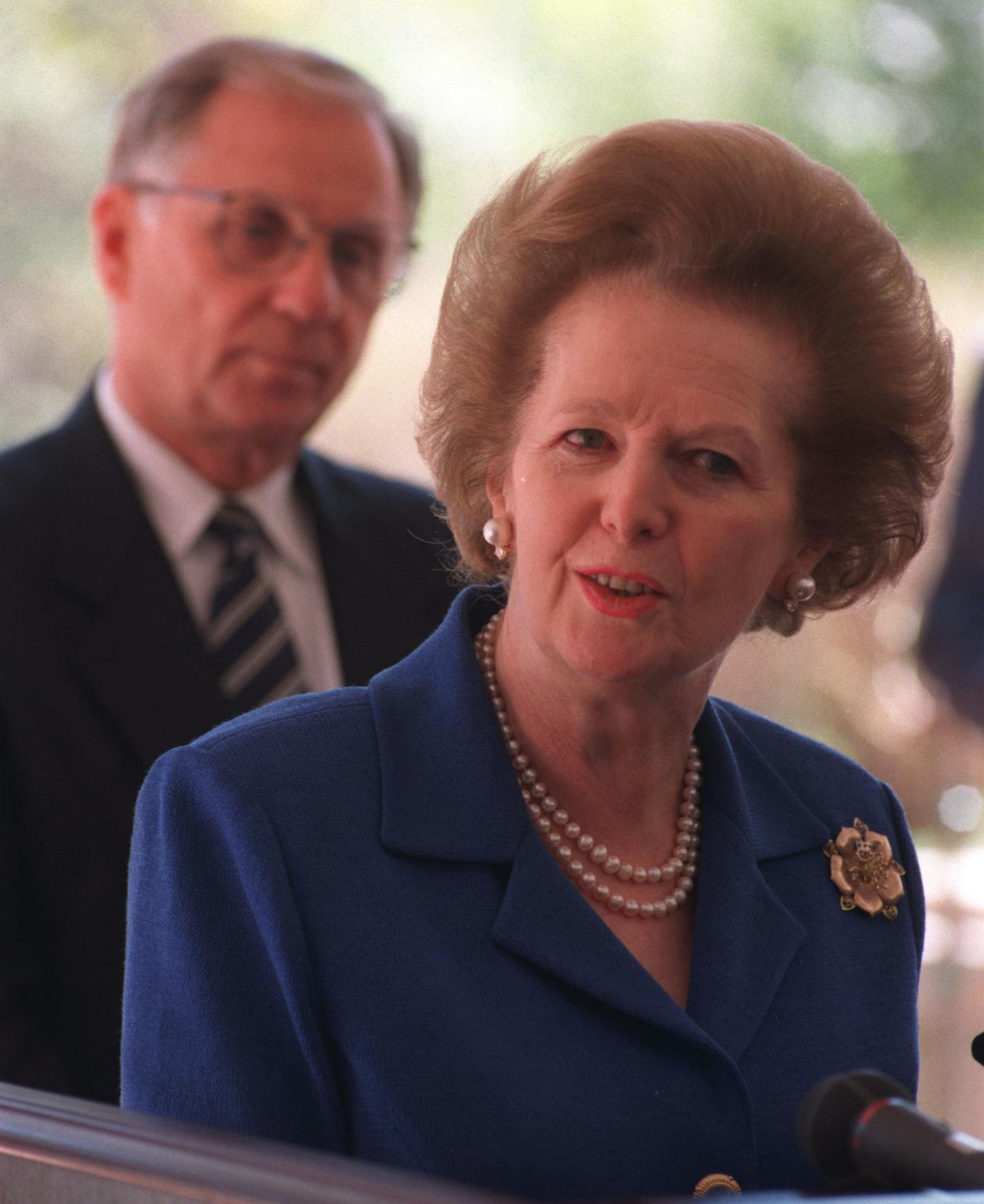 -- Former British Prime Minister, Lady Margaret Thatcher speaks at mini press confrence during a photo op at Govenors mansion in St Paul with Gov Arnie Carlson in background...