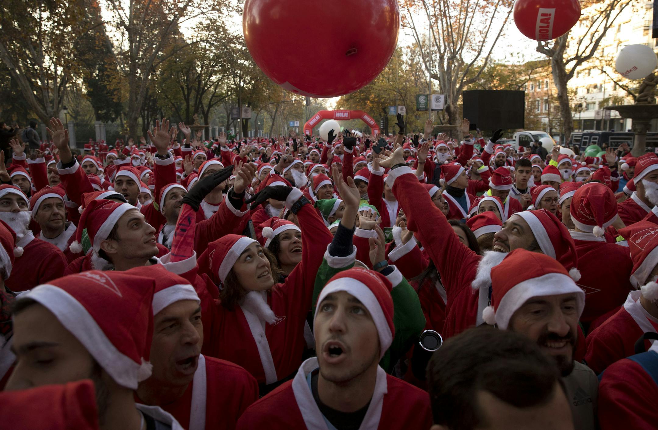 Runners in Madrid, dressed for the season.