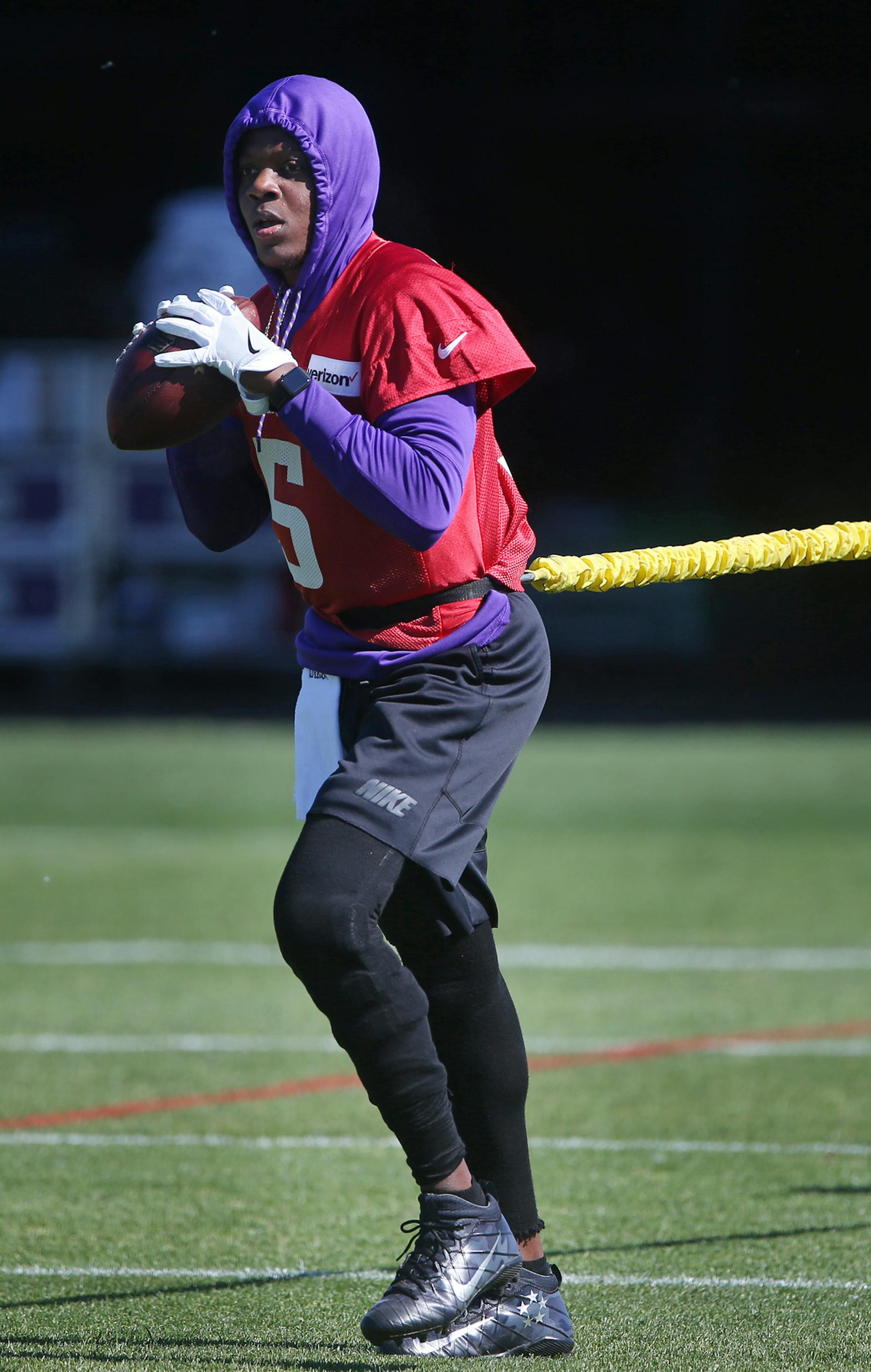 Minnesota Vikings quarterback Teddy Bridgewater worked on drills with trainer Tom Hunkele Wednesday May 31,2017 in Eden Prairie, MN. ] JERRY HOLT ï jerry.holt@startribune.com