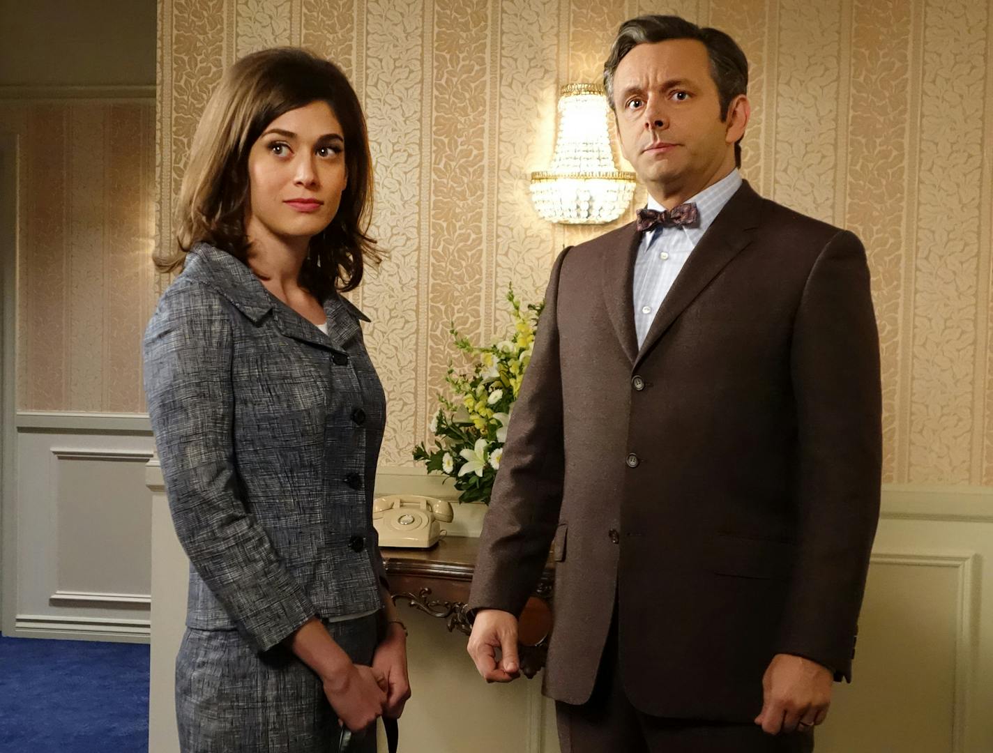 Lizzy Caplan as Virginia Johnson and Michael Sheen as Dr. William Masters in Masters of Sex (season 3, episode 1) - Photo: Michael Desmond/SHOWTIME - Photo ID: MastersofSex_301_0016