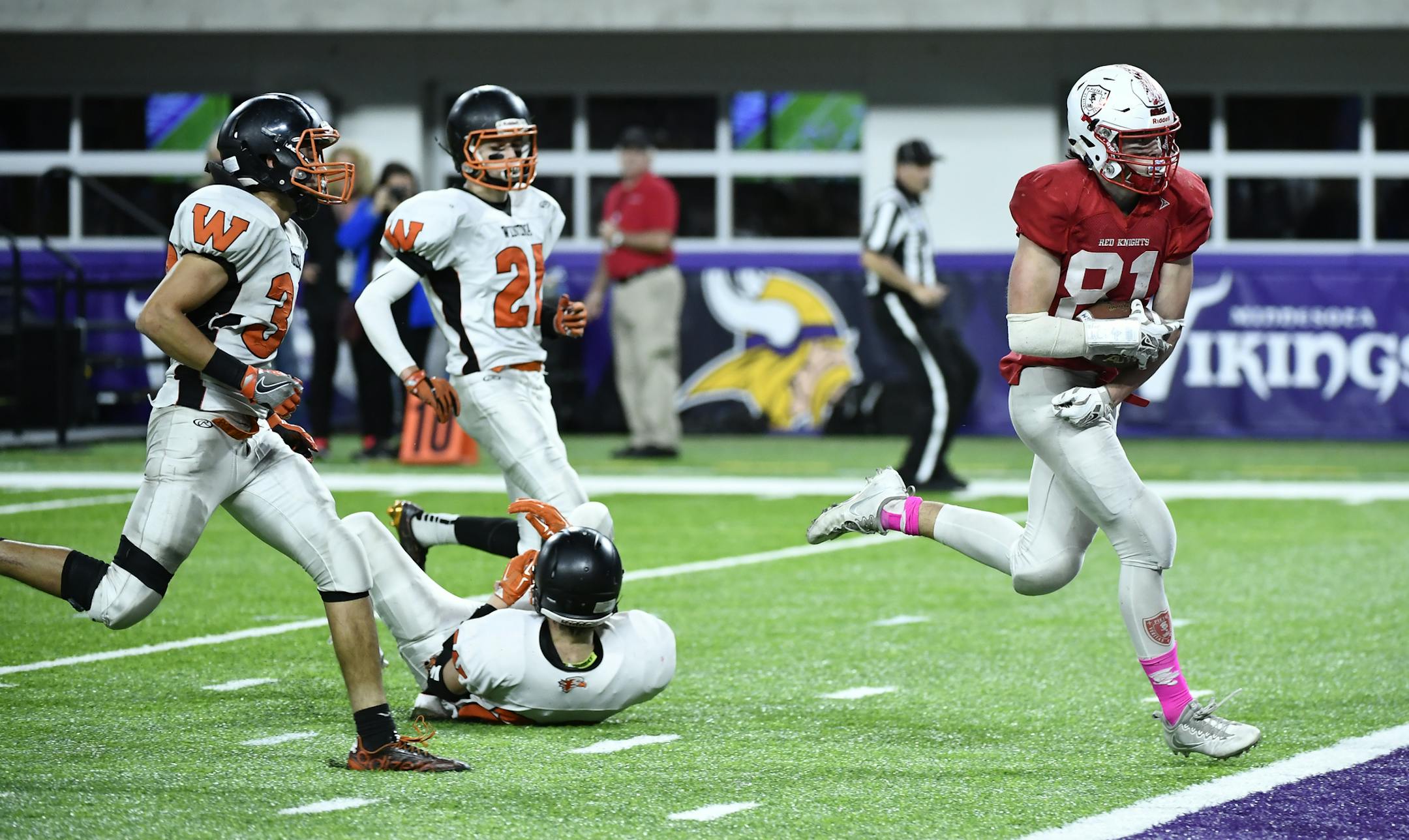 Benilde-St. Margaret's running back Liam Ford (81) ran the ball into the end zone for a touchdown during the fourth quarter Friday night. ] (AARON LAVINSKY/STAR TRIBUNE) aaron.lavinsky@startribune.com Winona played Benilde-St. Margaret's in the Class 4A Championship Game of the the Prep Bowl on Friday, Nov. 25, 2016 at U.S. Bank Stadium in Minneapolis, Minn.