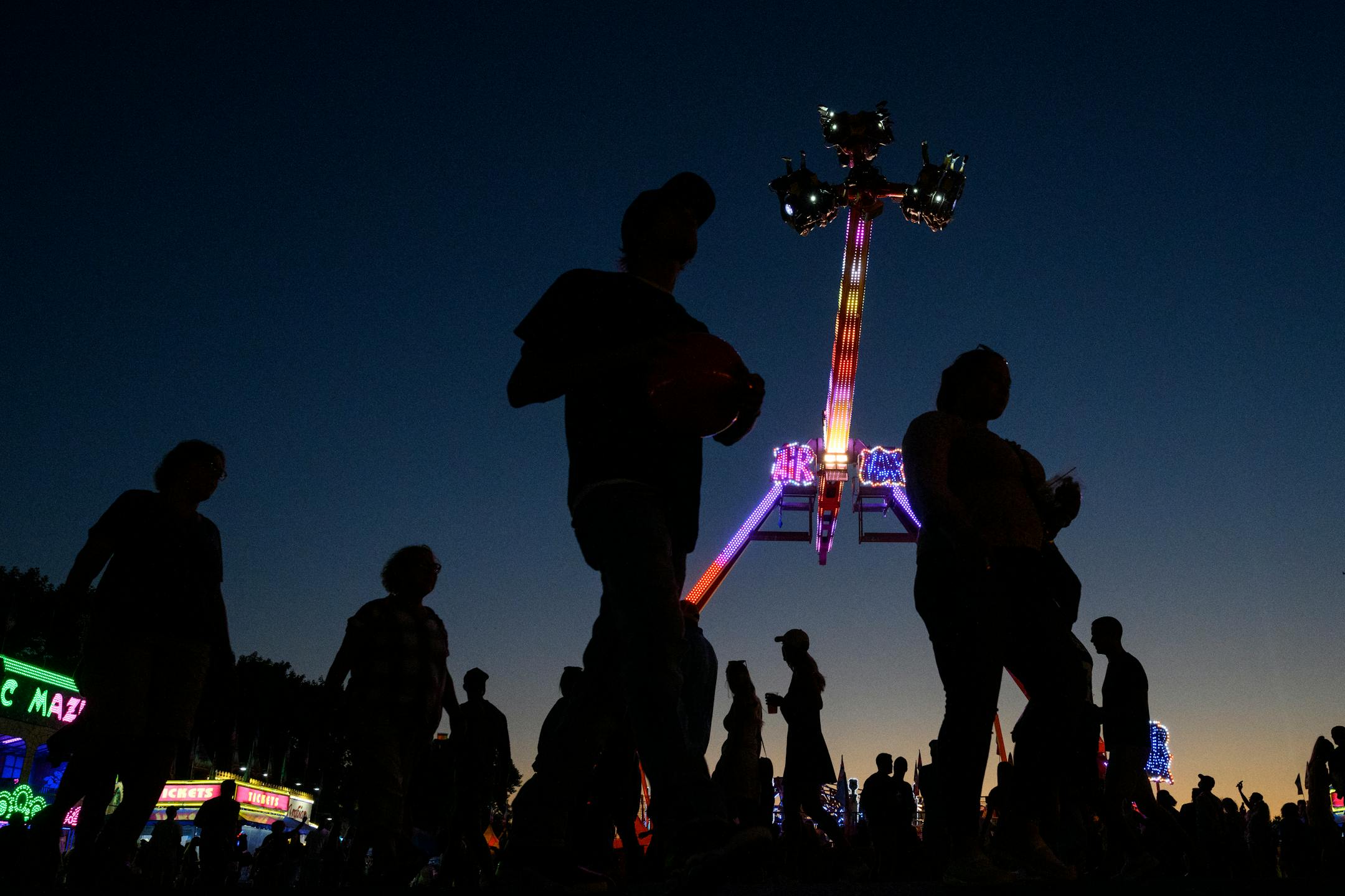 A familiar scene at the Mighty Midway at the Minnesota State Fair Tuesday night. ] AARON LAVINSKY • aaron.lavinsky@startribune.com