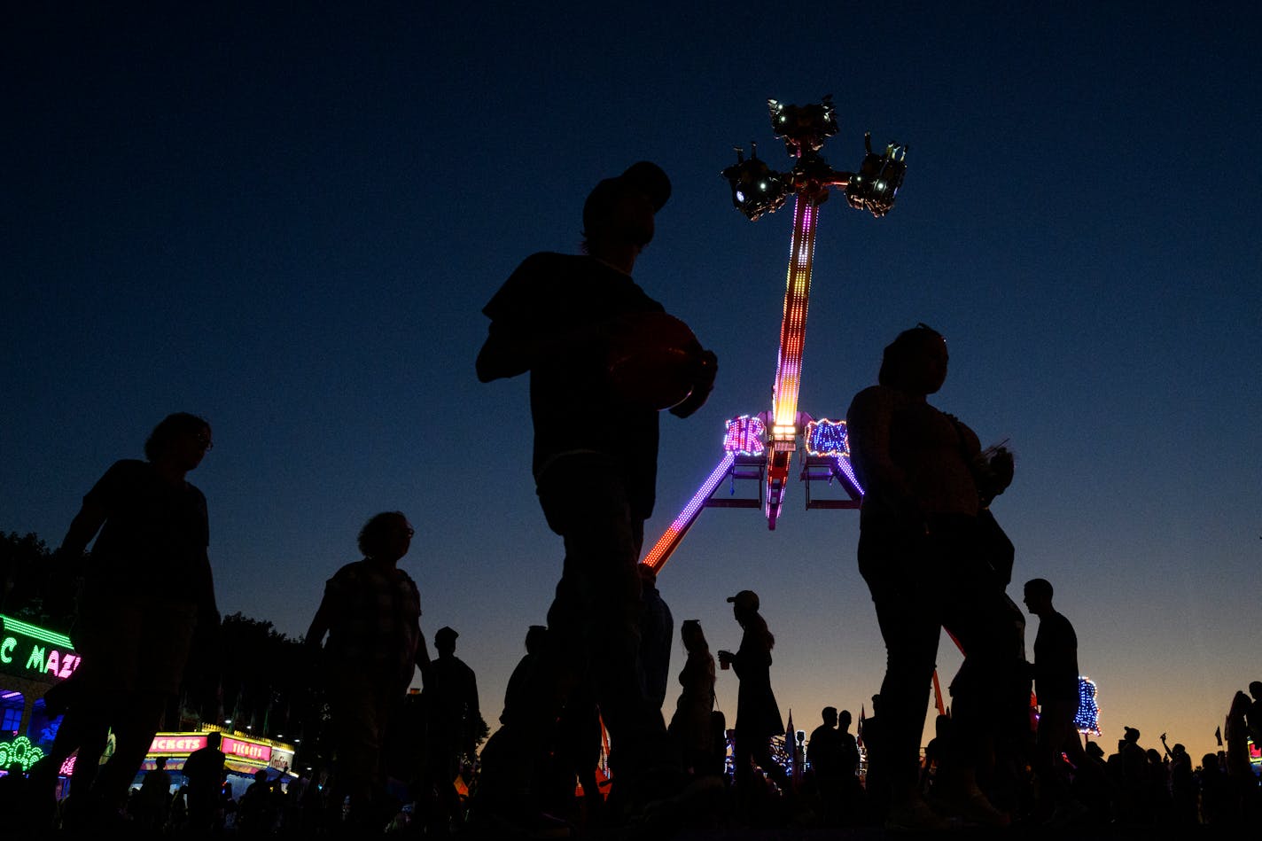 A familiar scene at the Mighty Midway at the Minnesota State Fair Tuesday night. ] AARON LAVINSKY • aaron.lavinsky@startribune.com