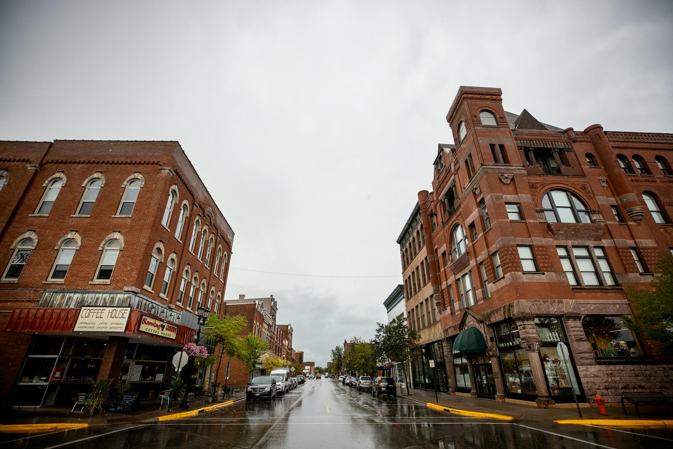 The view of Third Street in downtown Winona. ] CARLOS GONZALEZ • cgonzalez@startribune.com – Winona, MN, – September 24, 2020, A sense of normalcy has returned to college towns across Minnesota since the start of the fall semester, but with it has come increases in COVID-19 cases and greater risk to small communities like Winona,