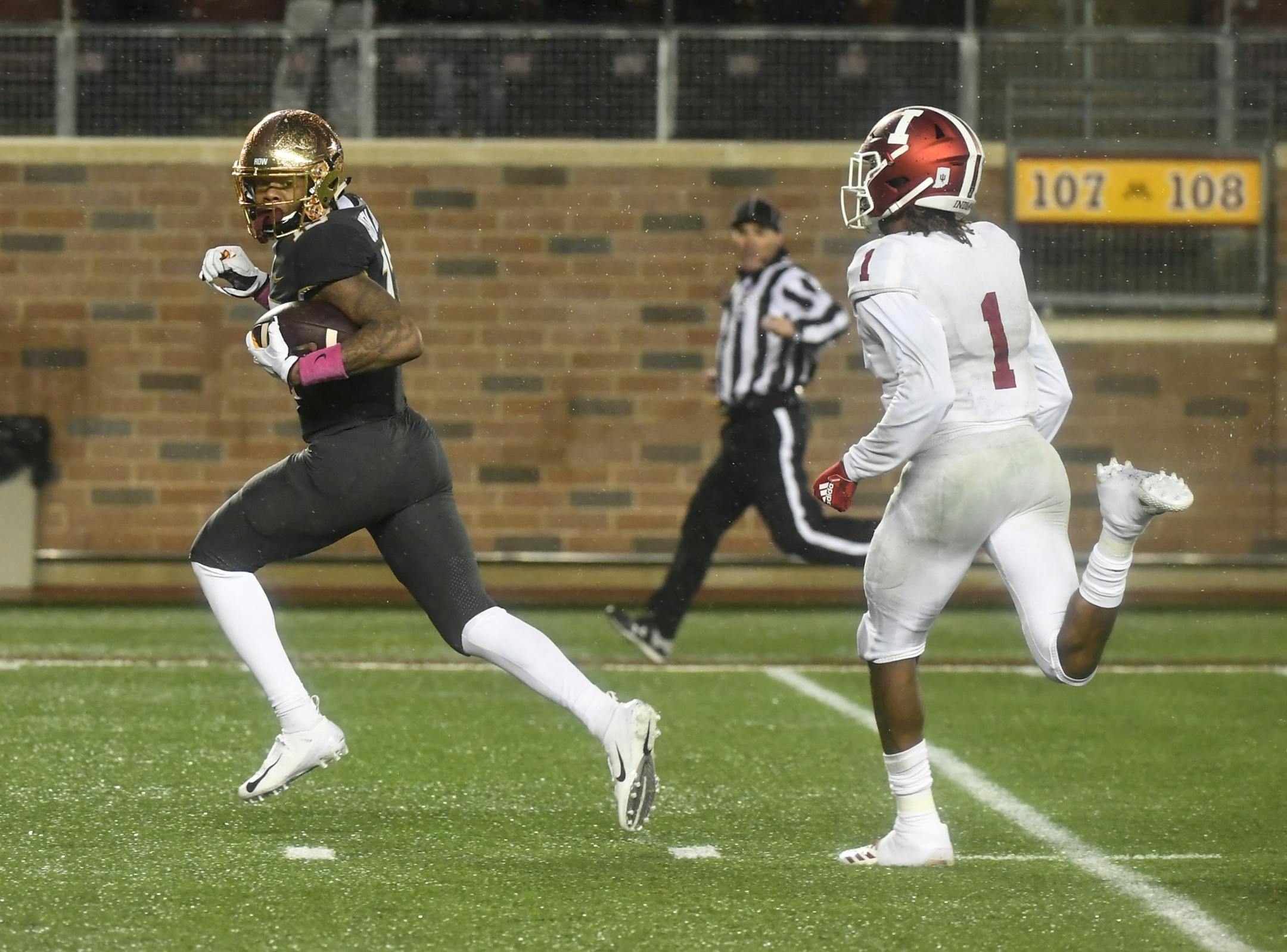 Minnesota Golden Gophers wide receiver Rashod Bateman (13) made a touchdown pass to give the Gophers the lead late in the fourth quarter.