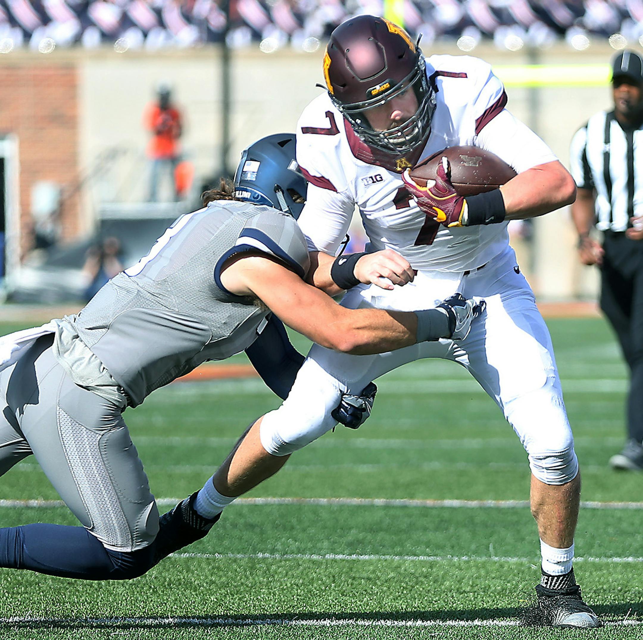 Minnesota's quarterback Mitch Leidner ran the ball before being taken down by llinois defensive back Taylor Barton during the fourth quarter as Minnesota took on Illinois at Memorial Stadium, Saturday, October 29, 2016 in Champaign, IL. ] (ELIZABETH FLORES/STAR TRIBUNE) ELIZABETH FLORES &#x2022; eflores@startribune.com ORG XMIT: MIN1610291532050448