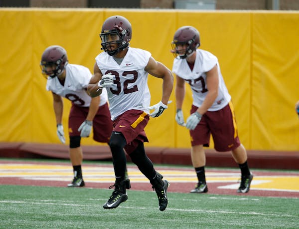 Minnesota running back Berkley Edwards (32) takes part in a drill during NCAA college football training camp in Minneapolis Friday, Aug. 7, 2015. (AP 