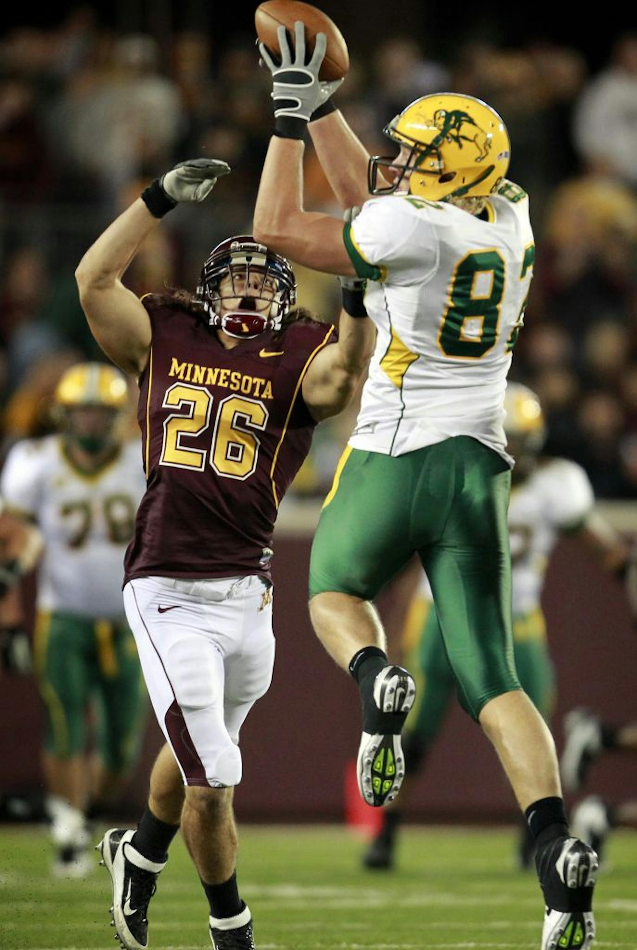 Matt Veldman (82) caught a pass against Minnesota