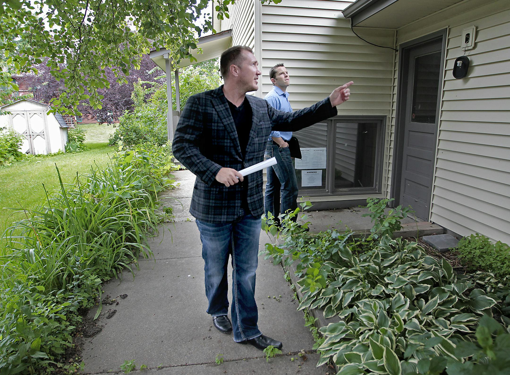 Realtor Jeremy Peterson showed a property to Eric Visker, Monday, July 14, 2014 in Savage, MN. ] (ELIZABETH FLORES/STAR TRIBUNE) ELIZABETH FLORES • eflores@startribune.com
