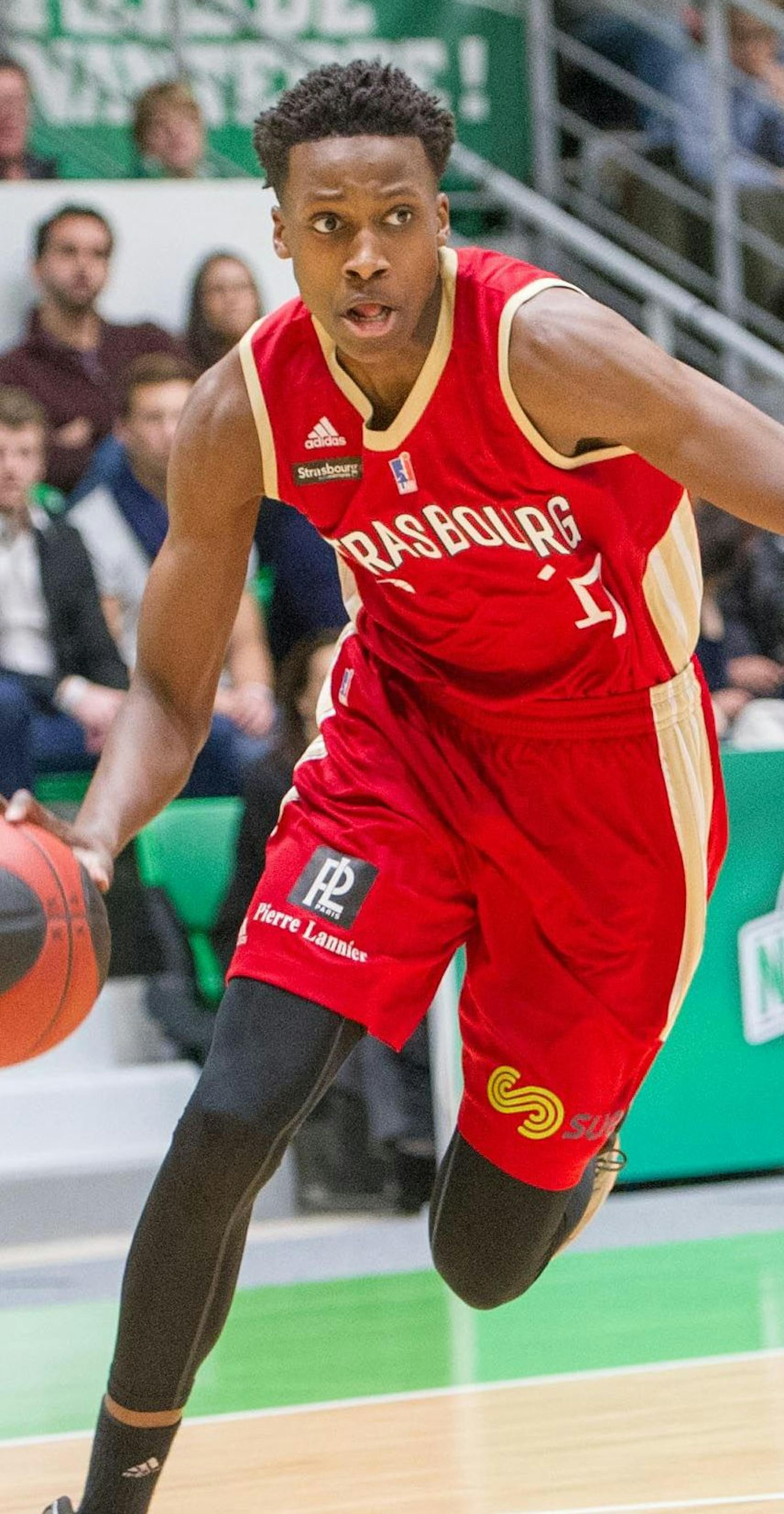 NANTERRE, JANUARY 10 : SIG ' s Ntilikina Frank (17),left,drives past JSF ' s Campbell T.J (44),right in the 2nd half of an LNB Pro A basketball game , JSF Nanterre vs SIG Strasbourg,held at Maurice Thorez stadium on January 10, 2015 Nanterre, France./COLLOT_1014.097/Credit:Henri Collot/SIPA/1601111154 (Sipa via AP Images) ORG XMIT: FRSPA