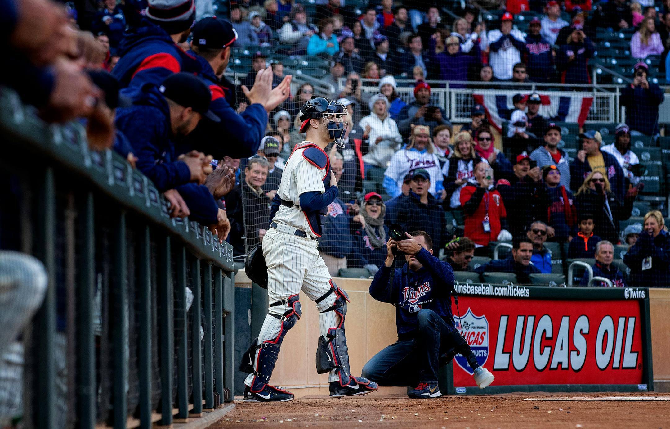 Minnesota Twins Joe Mauer walked out of the dugout to catch in the ninth inning. ] CARLOS GONZALEZ ï cgonzalez@startribune.com ñ September 30, 2018, Minneapolis, MN, Target Field, MLB, Minnesota Twins vs. Chicago White Sox