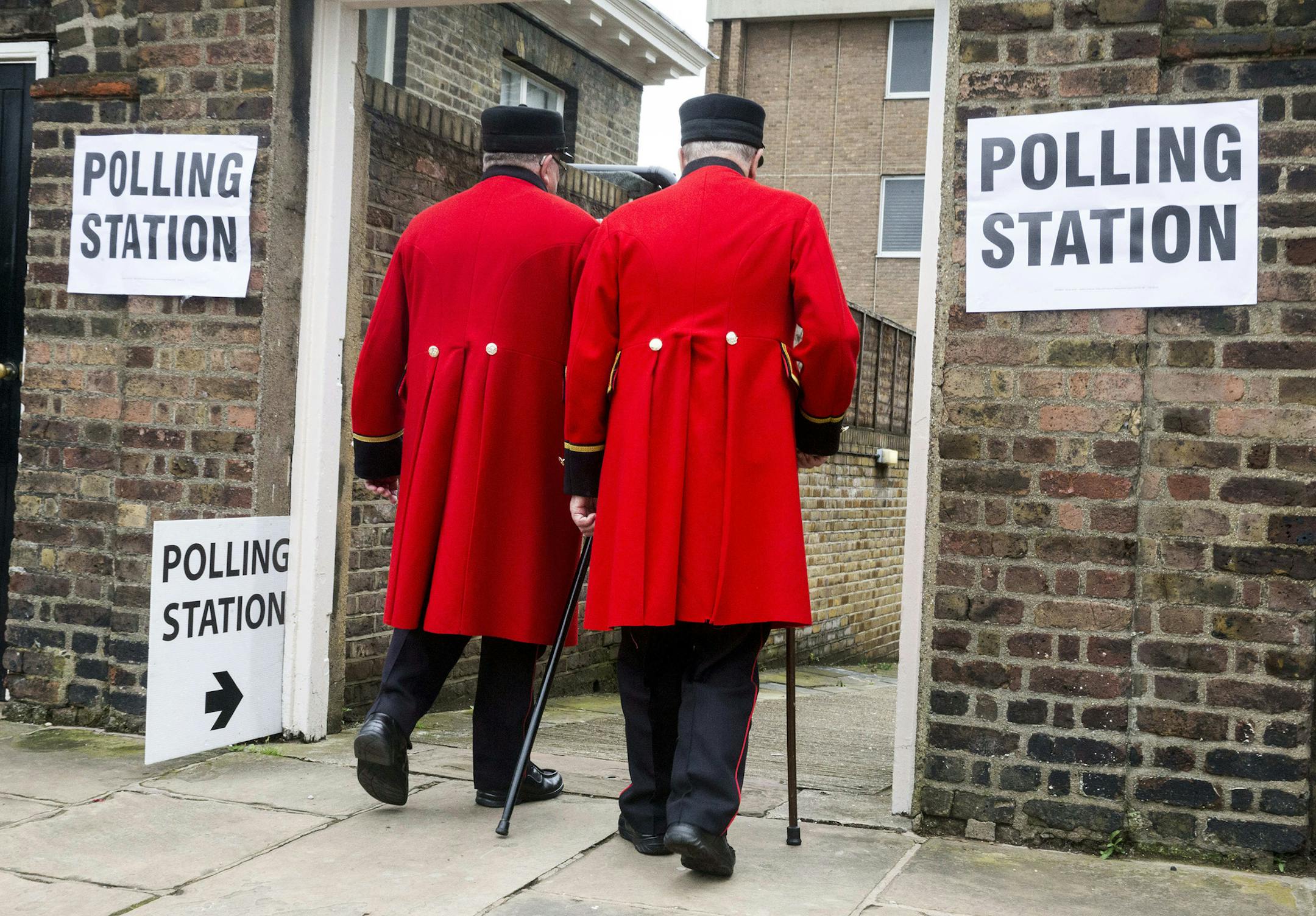 Chelsea pensioners vote at the Royal Hospital during the EU Referendum polling day on June 23, 2016 in London. (Mark Thomas/i-Images/Zuma Press/TNS) ORG XMIT: 1186462