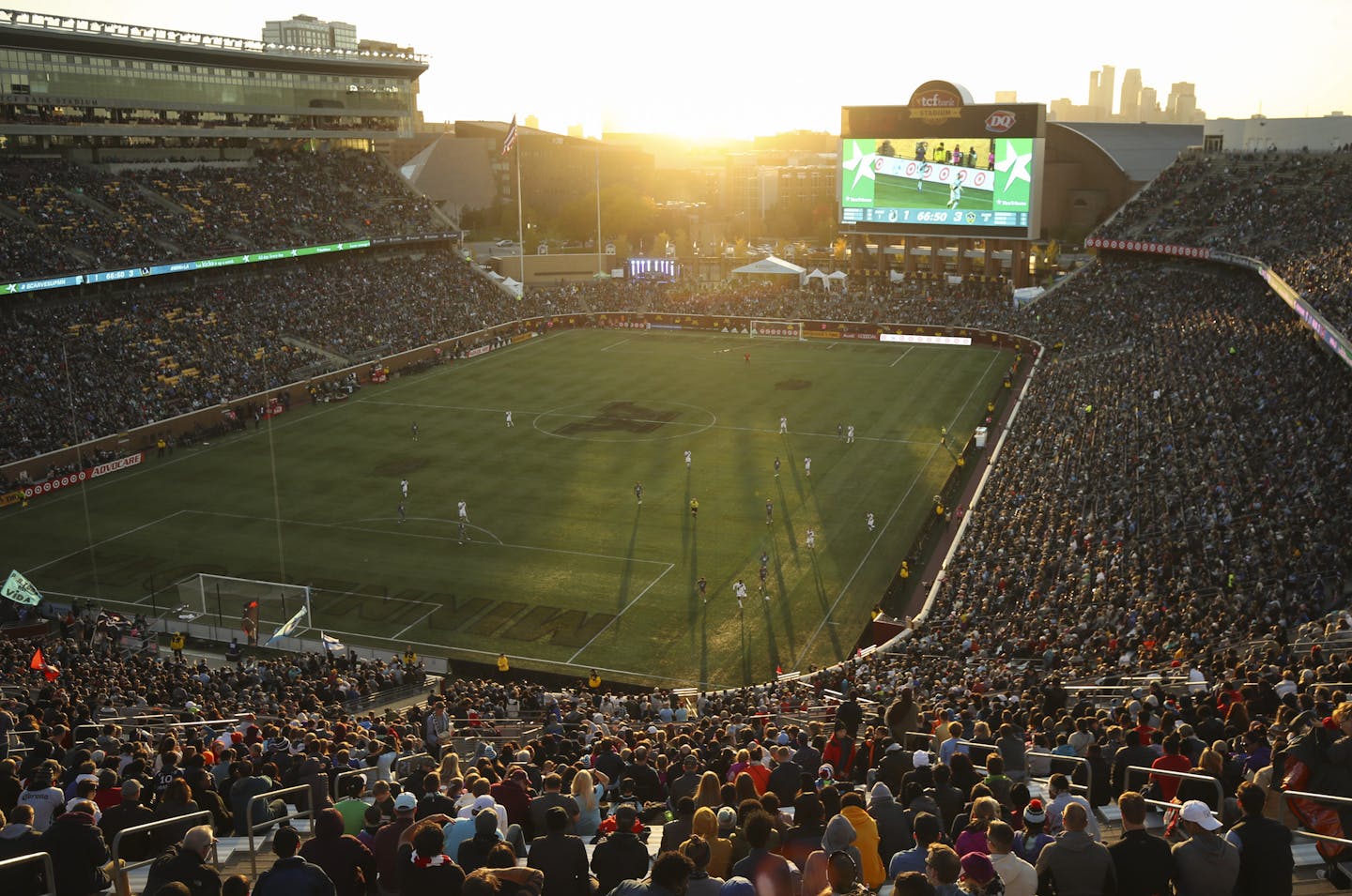 Second half play as the sun went down Sunday evening. ] JEFF WHEELER &#xef; jeff.wheeler@startribune.com The Minnesota United FC lost to the Los Angeles Galaxy 3-1 before an announced crowd of 52,242 in their last home game of the season and their final game at TCF Bank Stadium Sunday afternoon, October 21, 2018 in Minneapolis.