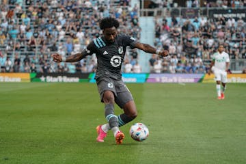 Minnesota United defender Romain Metanire