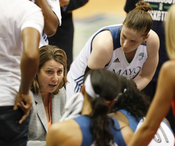 Lynx coach Cheryl Reeve (middle)