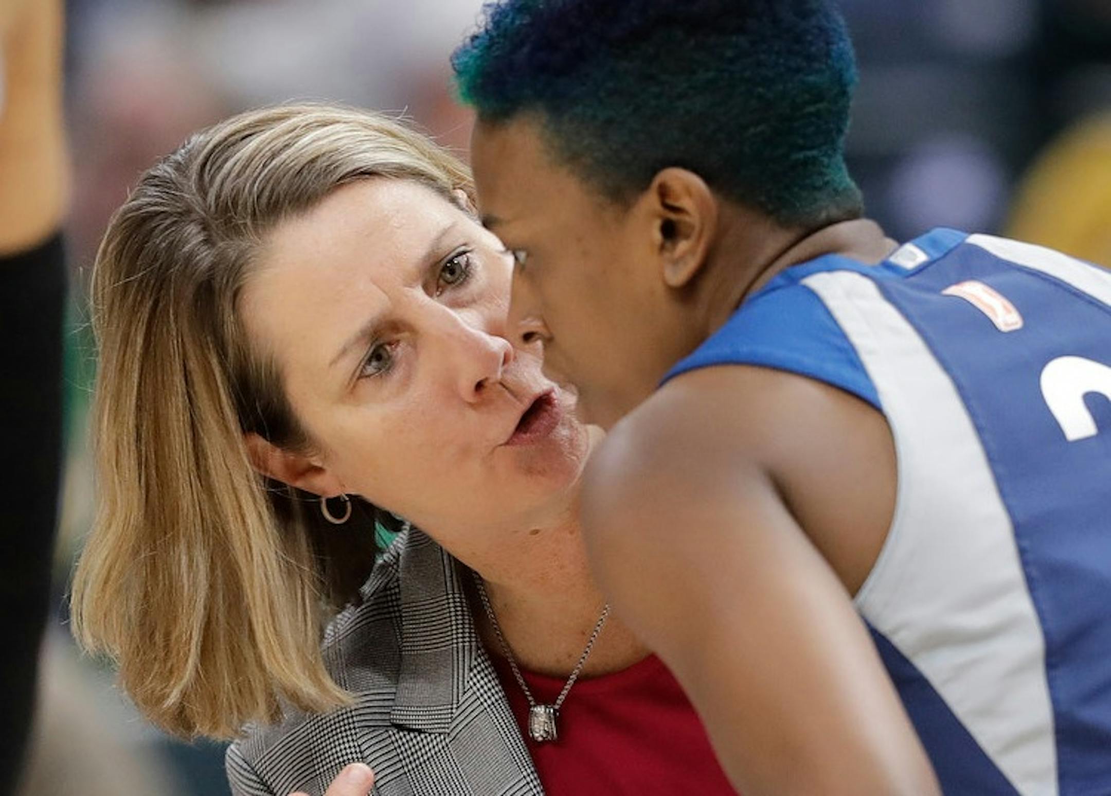 Lynx coach Cheryl Reeve talked to point guard Danielle Robinson during Wednesday's game.