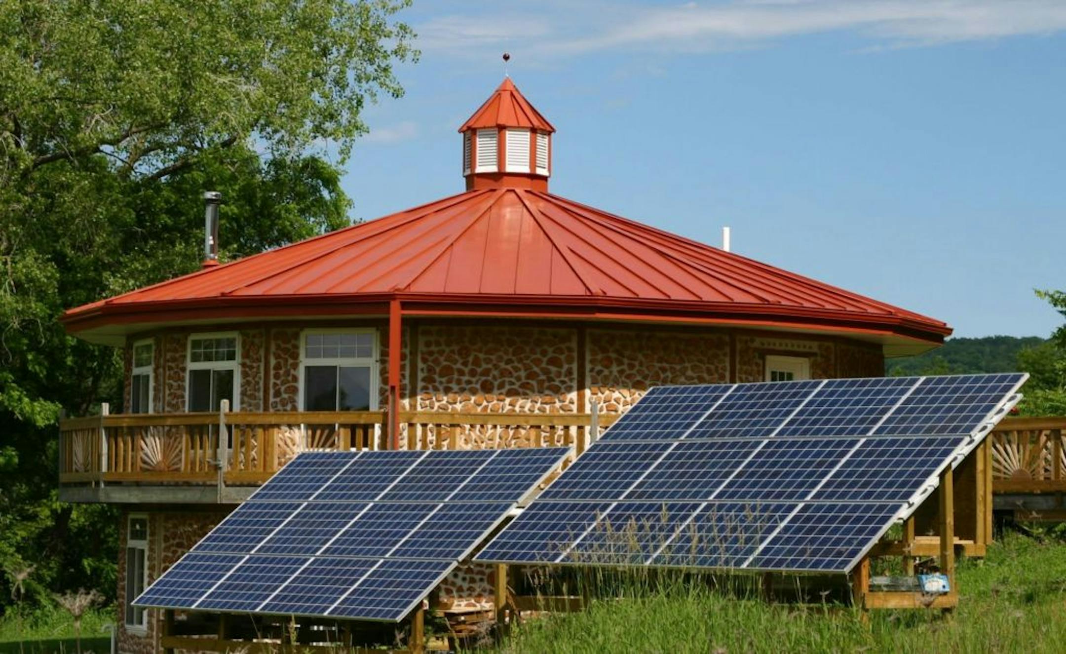 Caption: Alan Stankevitz�s cordwood home near La Crescent, Minn., is solar-heated. Credit: Alan Stankevitz