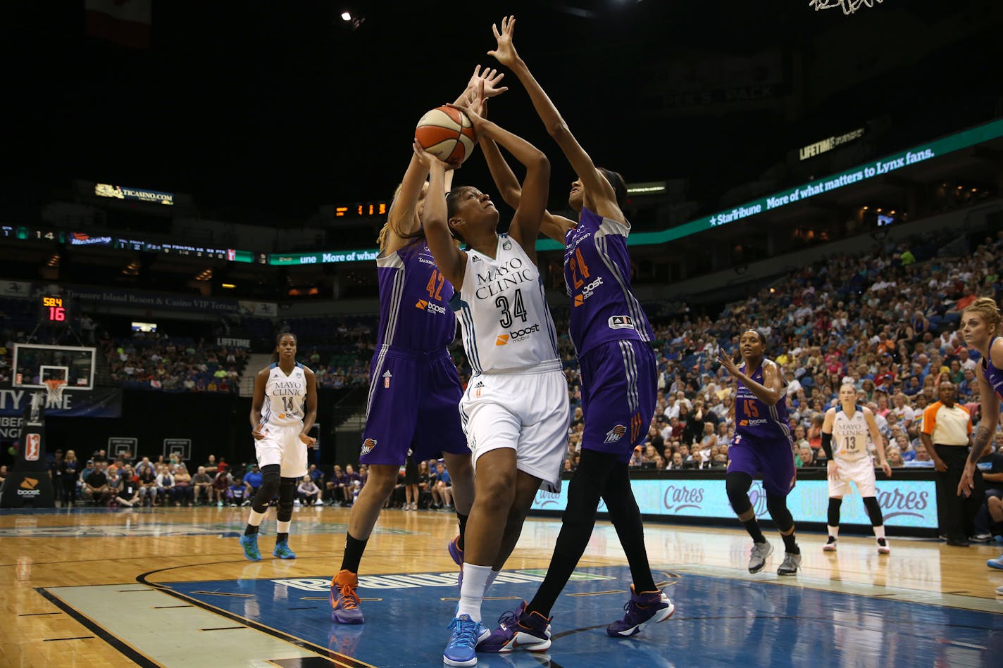 The team has signed restricted free-agent forward Damiris Dantas — currently in Atlanta — to an offer sheet. The 6-3 forward (shown in 2015 with the Lynx) was a first-round draft pick by Minnesota in 2012.