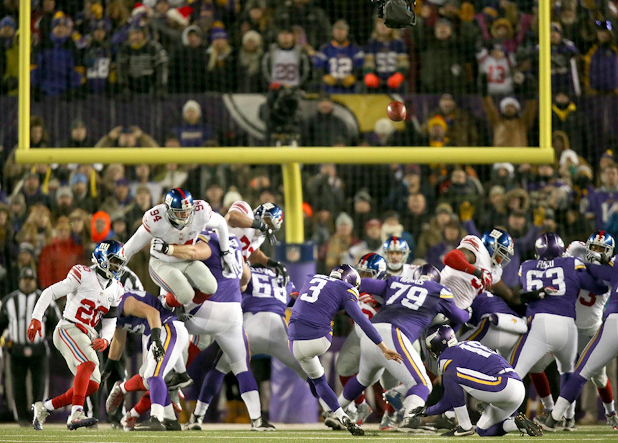 Vikings kicker Blair Walsh (3) hit a 32 yard field goal near the end of the first quarter to put the Vikings on the scoreboard Sunday night.